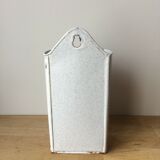 Wall enema broc in white and speckled gray enamelled sheet metal