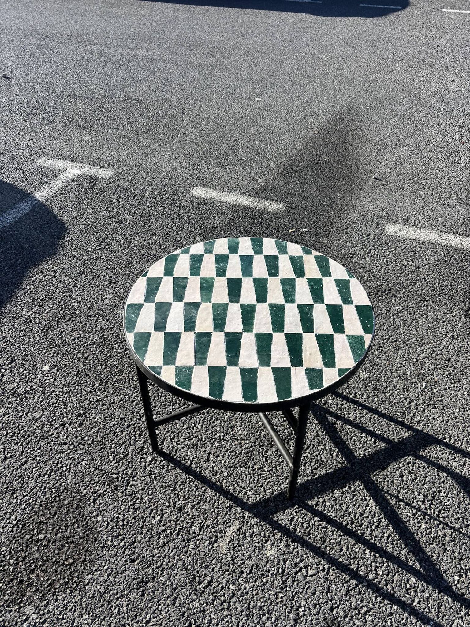 Round coffee table in green and white zellige – handcrafted Moroccan.