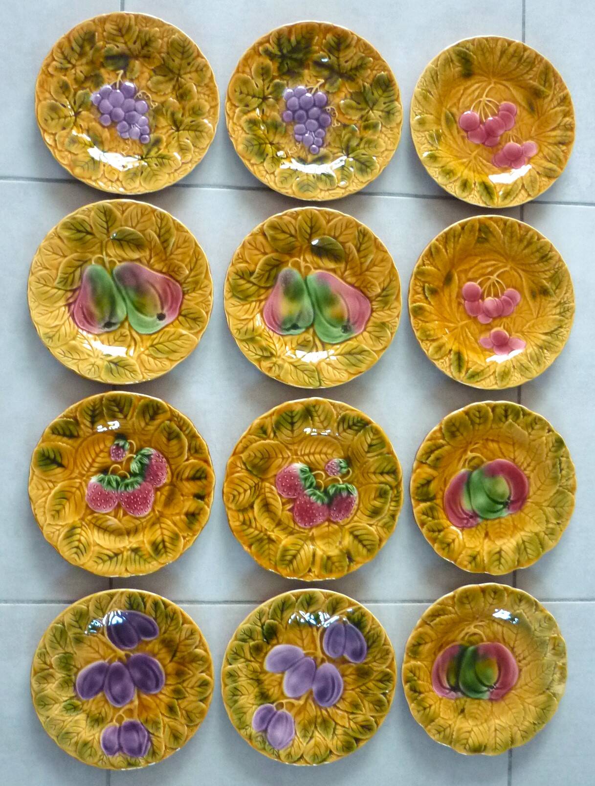 Dessert service of 12 barbotine plates, Sarreguemines, vintage