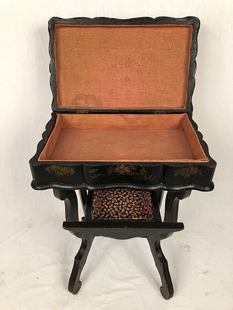 Worker Napoleon III, black lacquered wood with Asian decoration painted gold