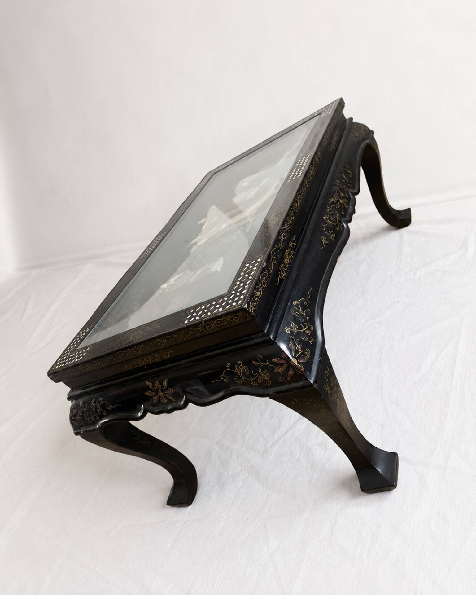 Table basse style chinois en bois noir et incrustrations de nacre