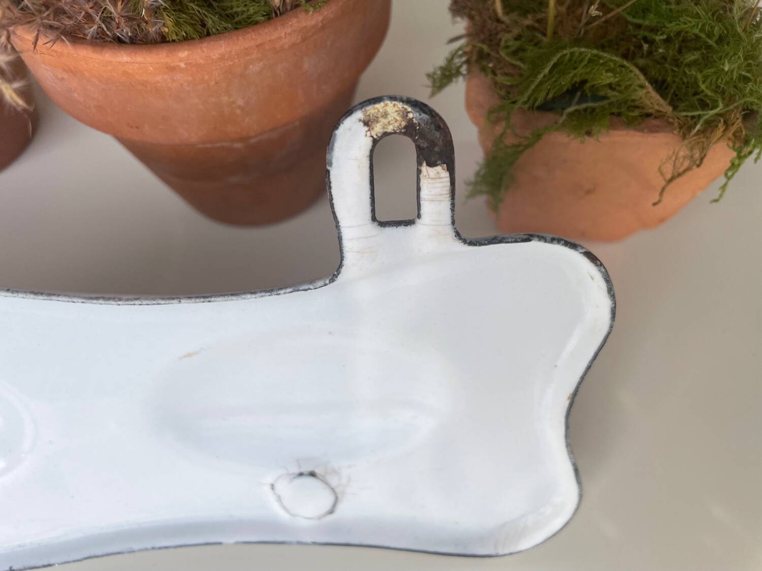 Enamelled sheet metal with inscriptions and hooks