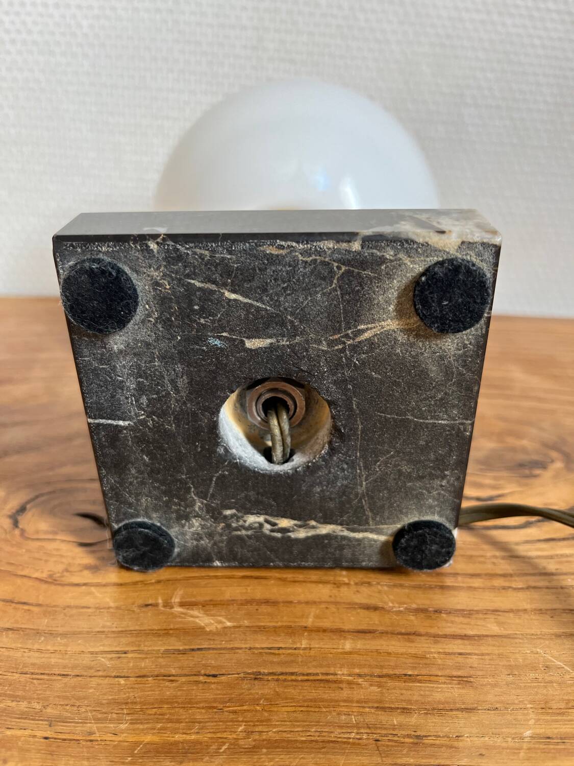Table lamp in marble, gold metal, opaline globe