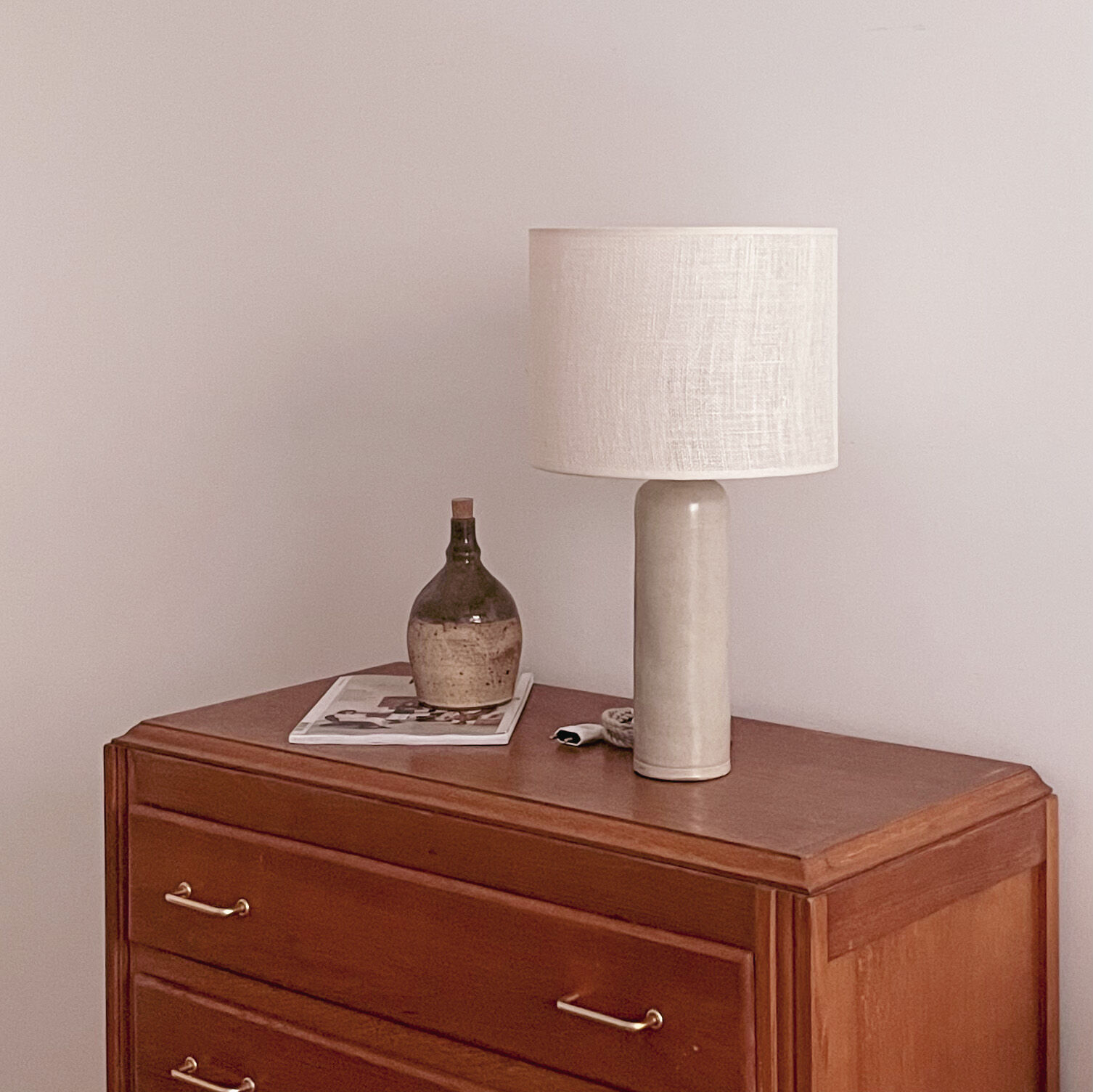 Lampe grès et jute tissée