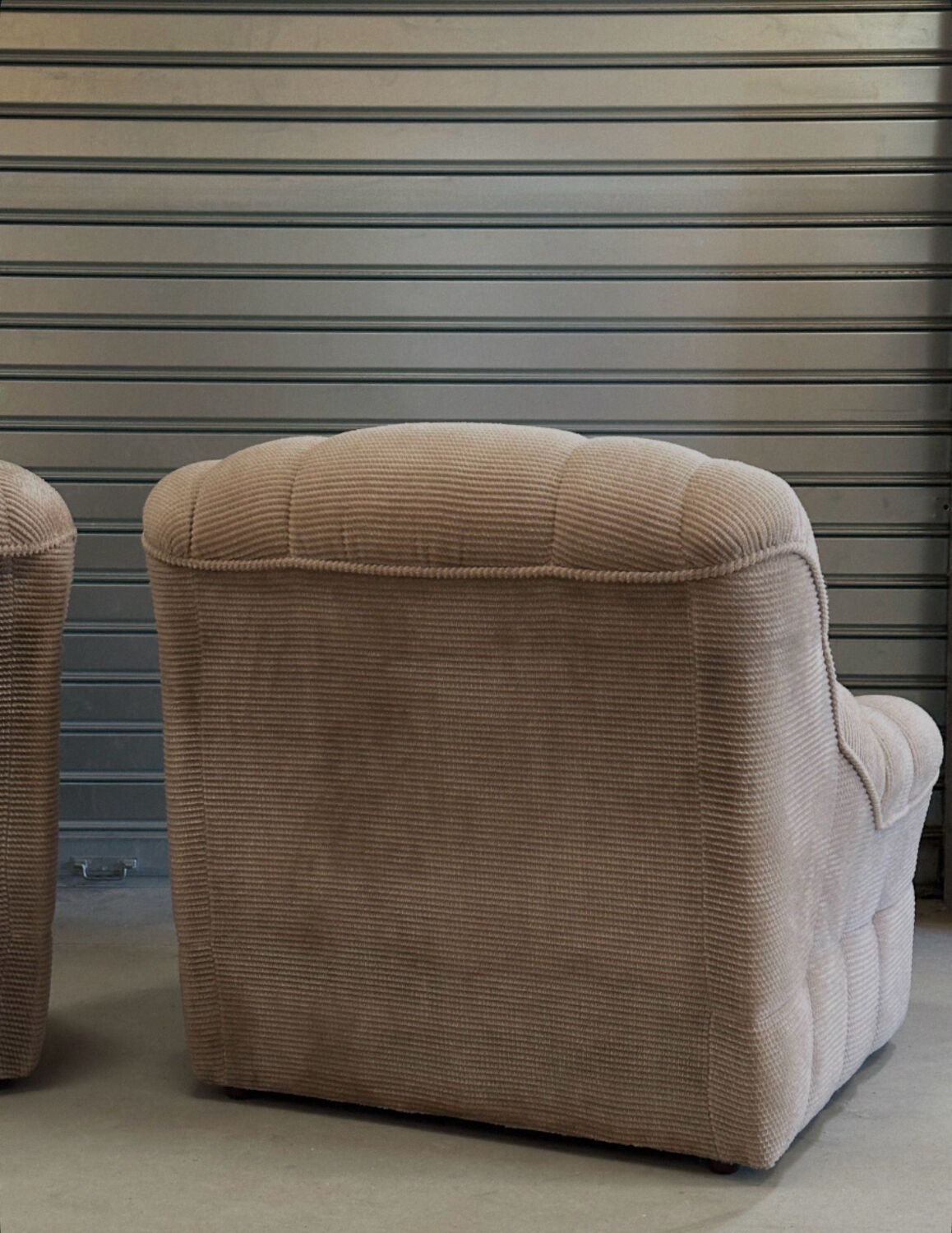 Paire de fauteuils vintage sculpturaux en tissu chenillé côtelé beige