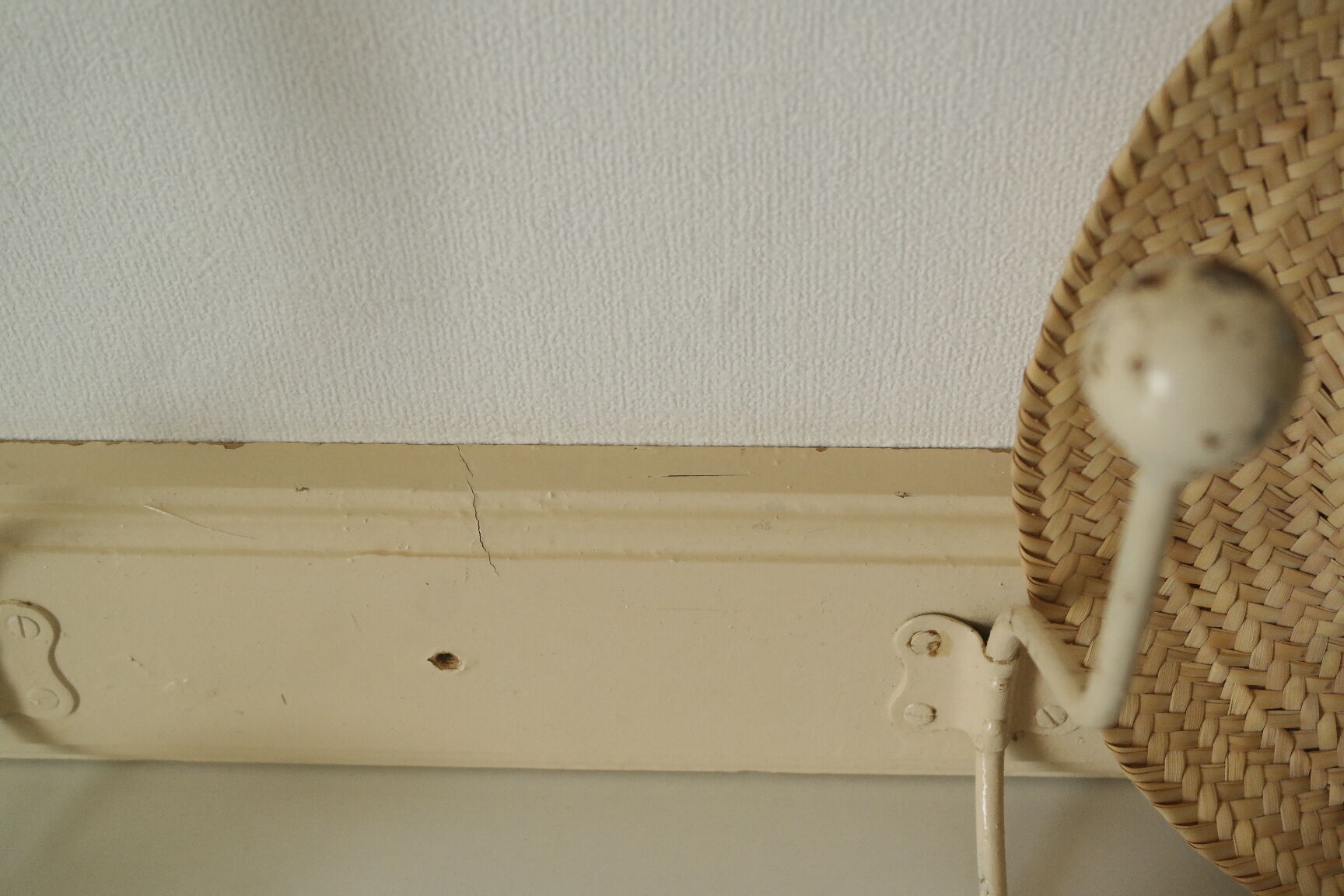 Porte manteau murale vintage bois et métal beige