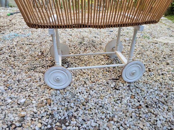 Berceau en osier sur roulettes, fin XIXème