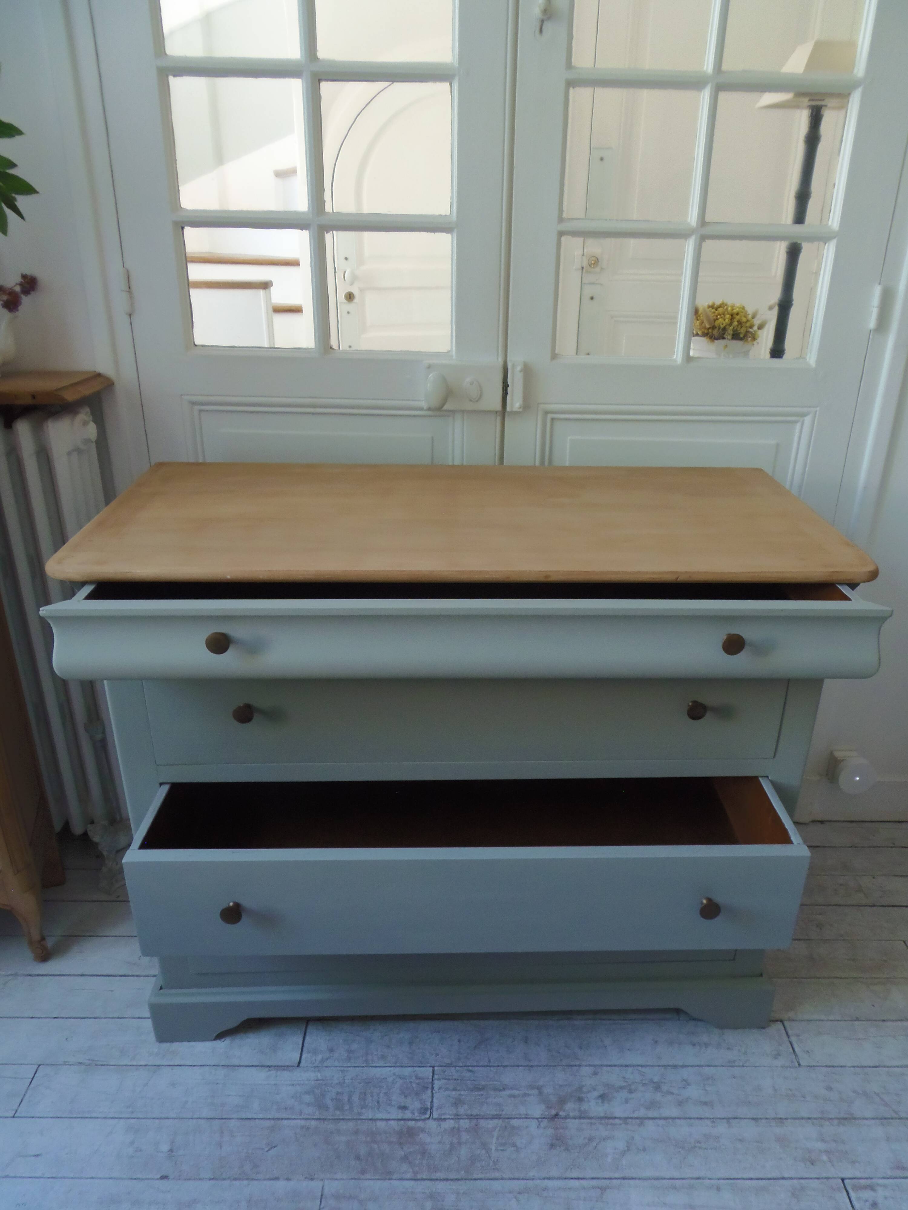 Commode de belle facture style Louis Philippe sublimée en vert de gris
