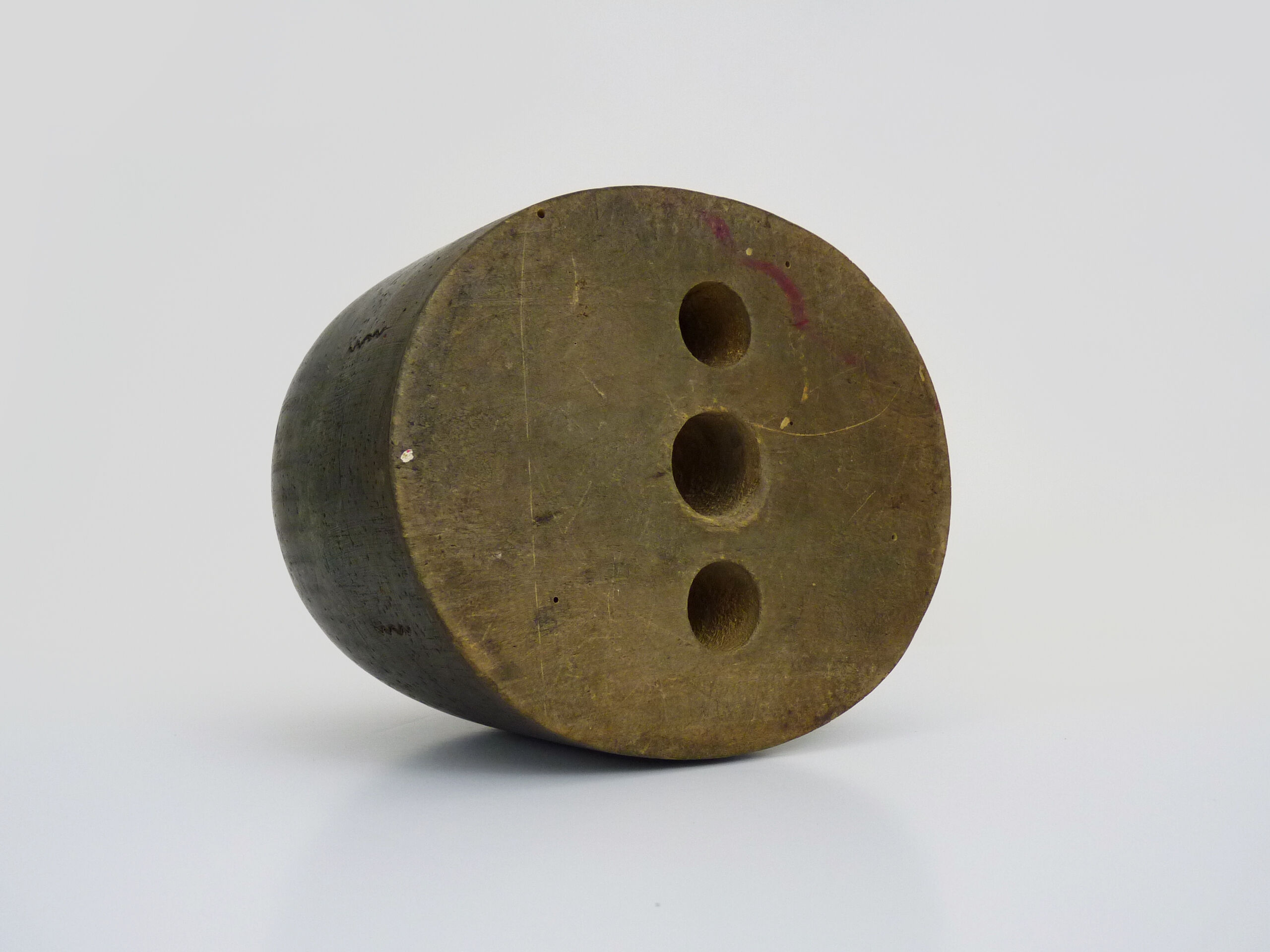 Old form with wooden hat, marotte, hat mold, year 30/40