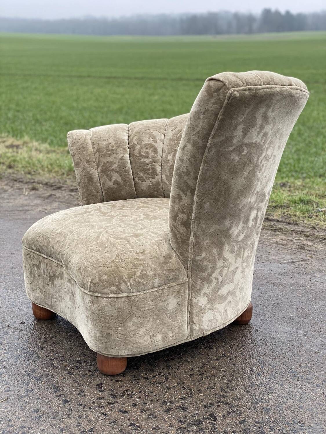 Asymmetrical Hollywood chair