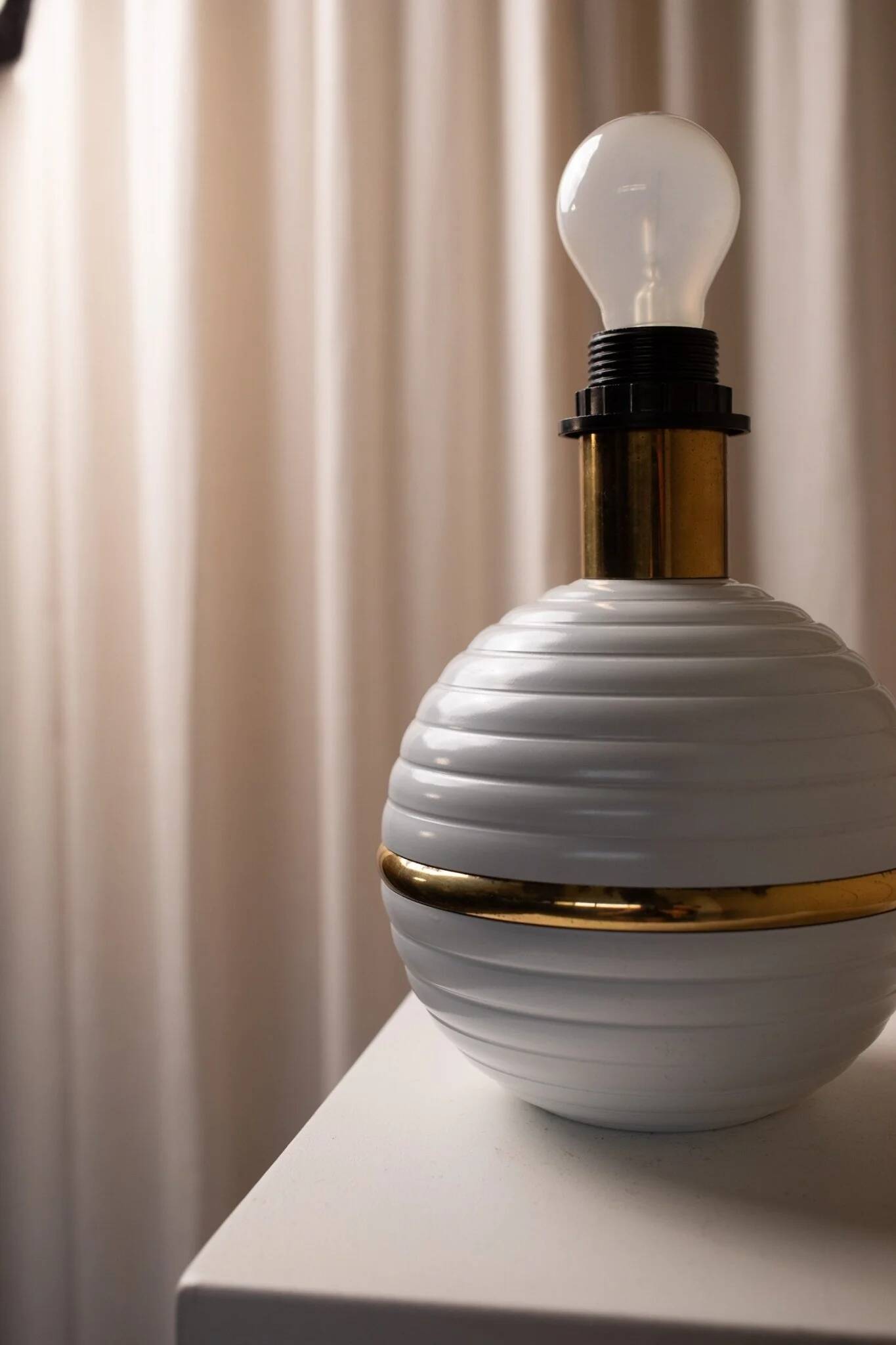 White Ceramic Table Lamp with Gold Band, Italy 1980s – Hollywood Regency Vintage