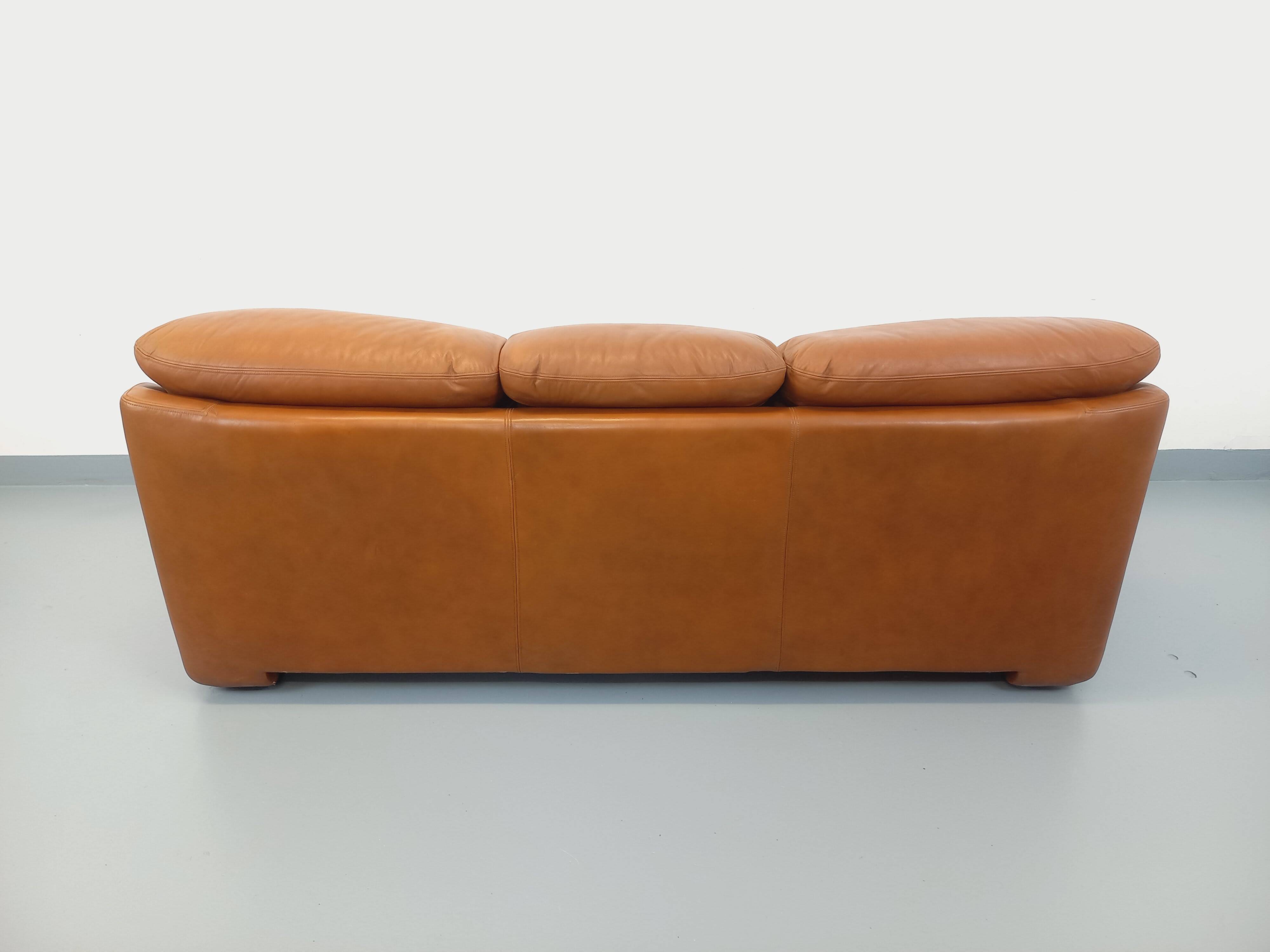 Vintage cognac camel leather canapé from the 1970s.