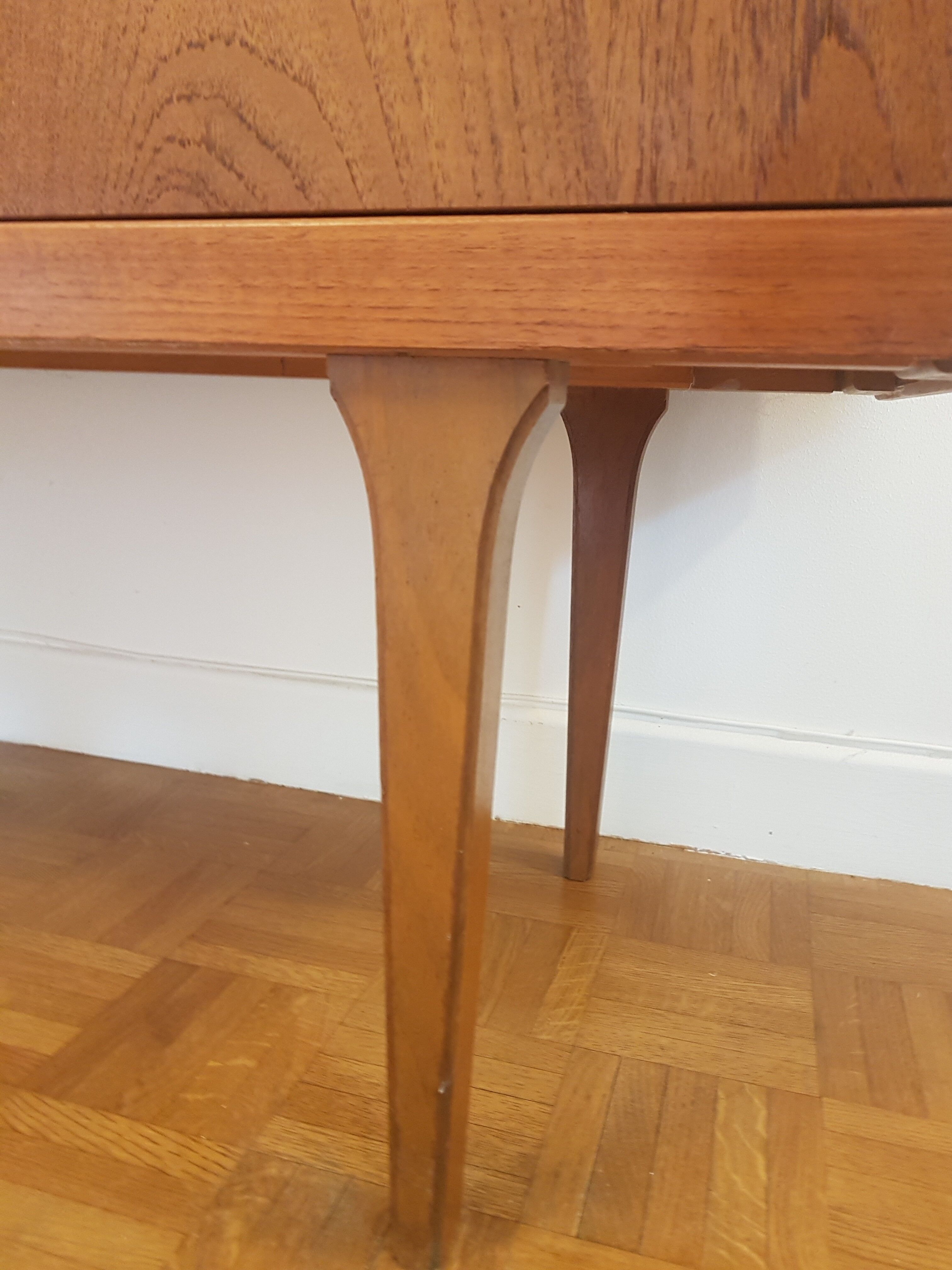 Small scandinace line in clear teak