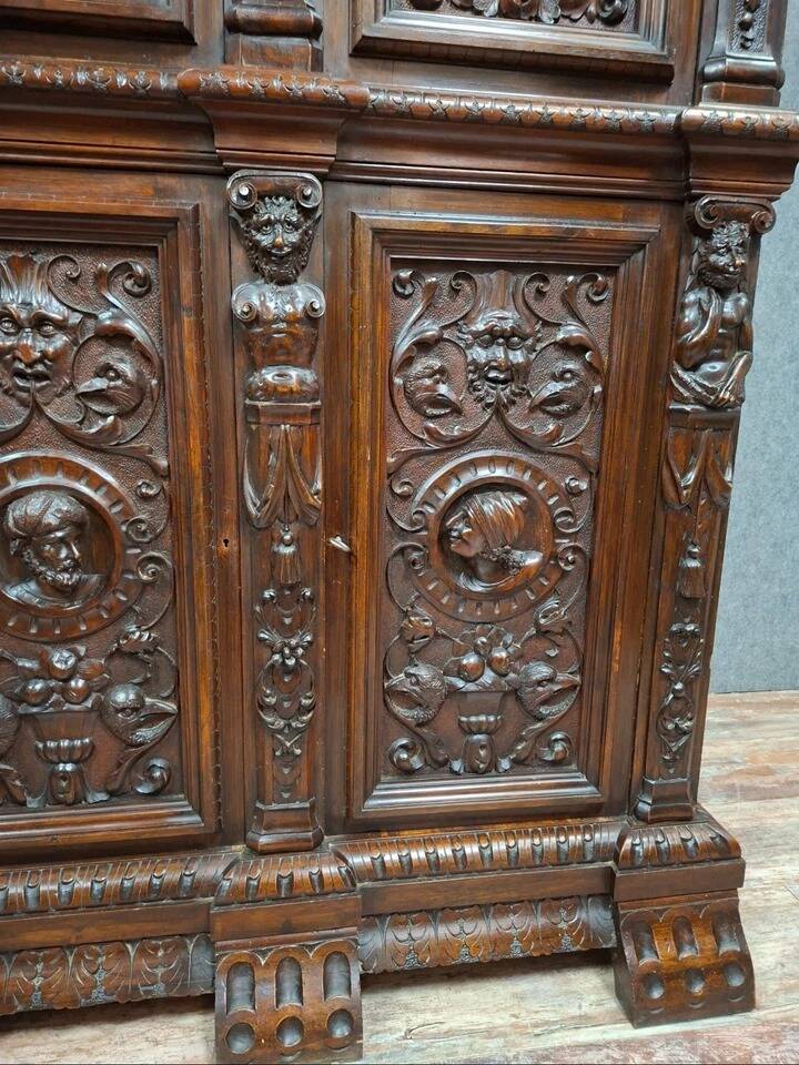 Cabinet d’apparat en bois richement sculpté dans le goût Renaissance
