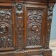 Cabinet d’apparat en bois richement sculpté dans le goût Renaissance