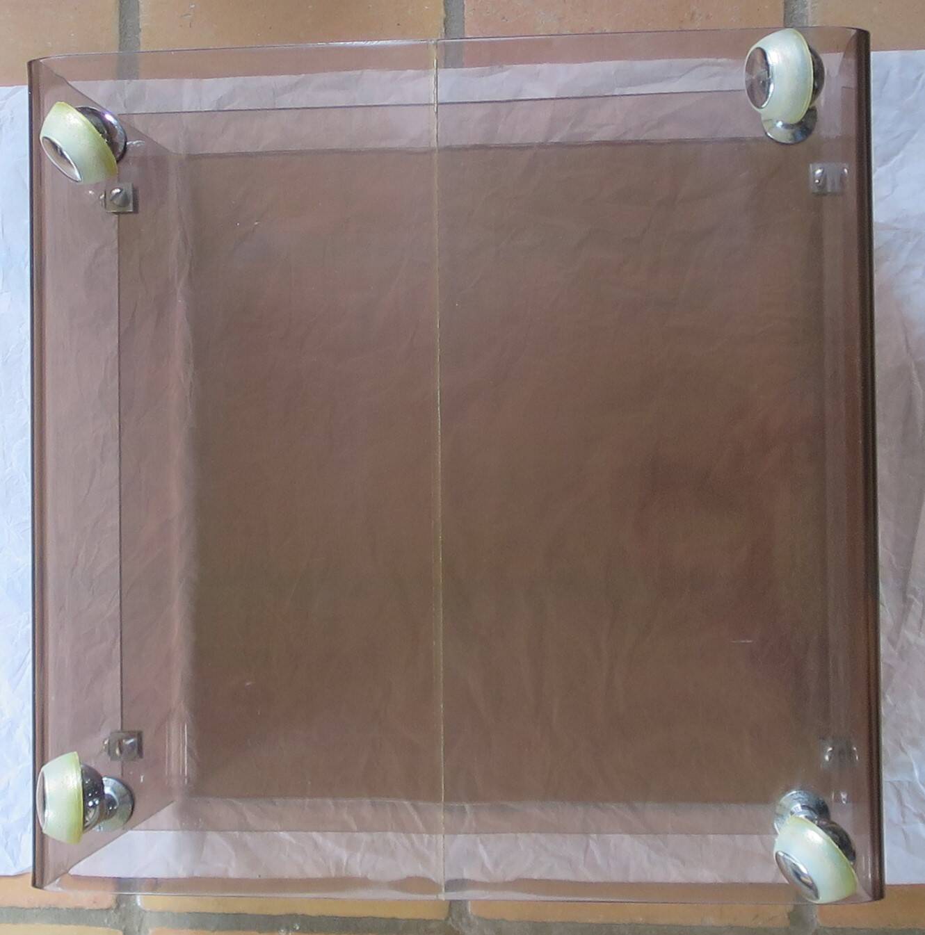 Table de chevet basse plexiglas fumé Michel Dumas pour Roche Bobois roulettes vintage