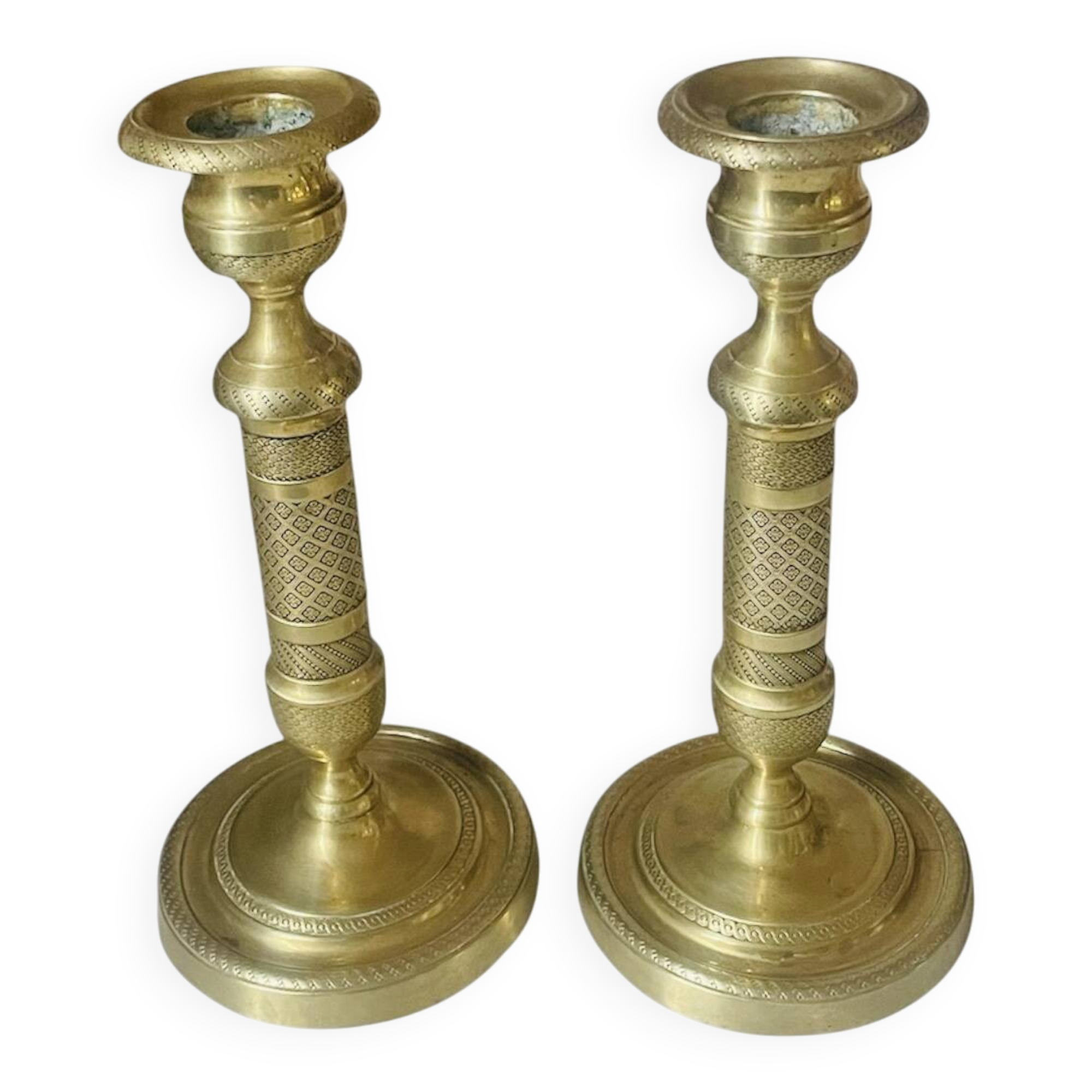 Pair of chiselled brass candlesticks from the 19th century.