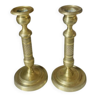 Pair of chiselled brass candlesticks from the 19th century.