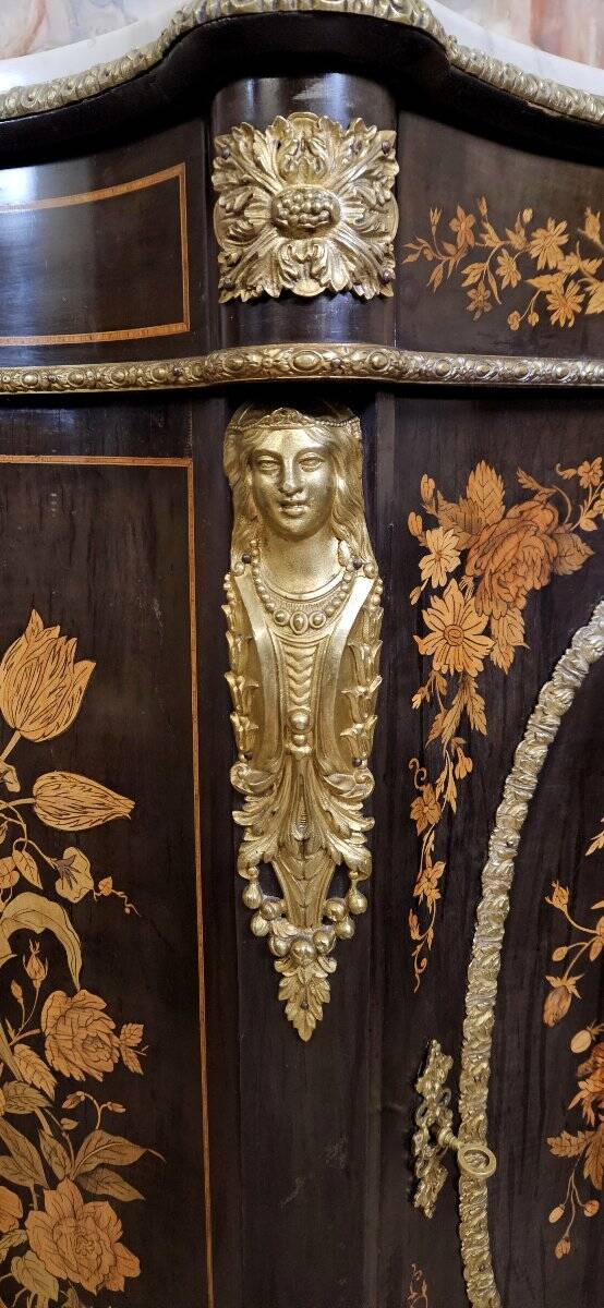 Boulle furniture with a curved shape from the Napoleonic III era in lacquered wood and marquetry.