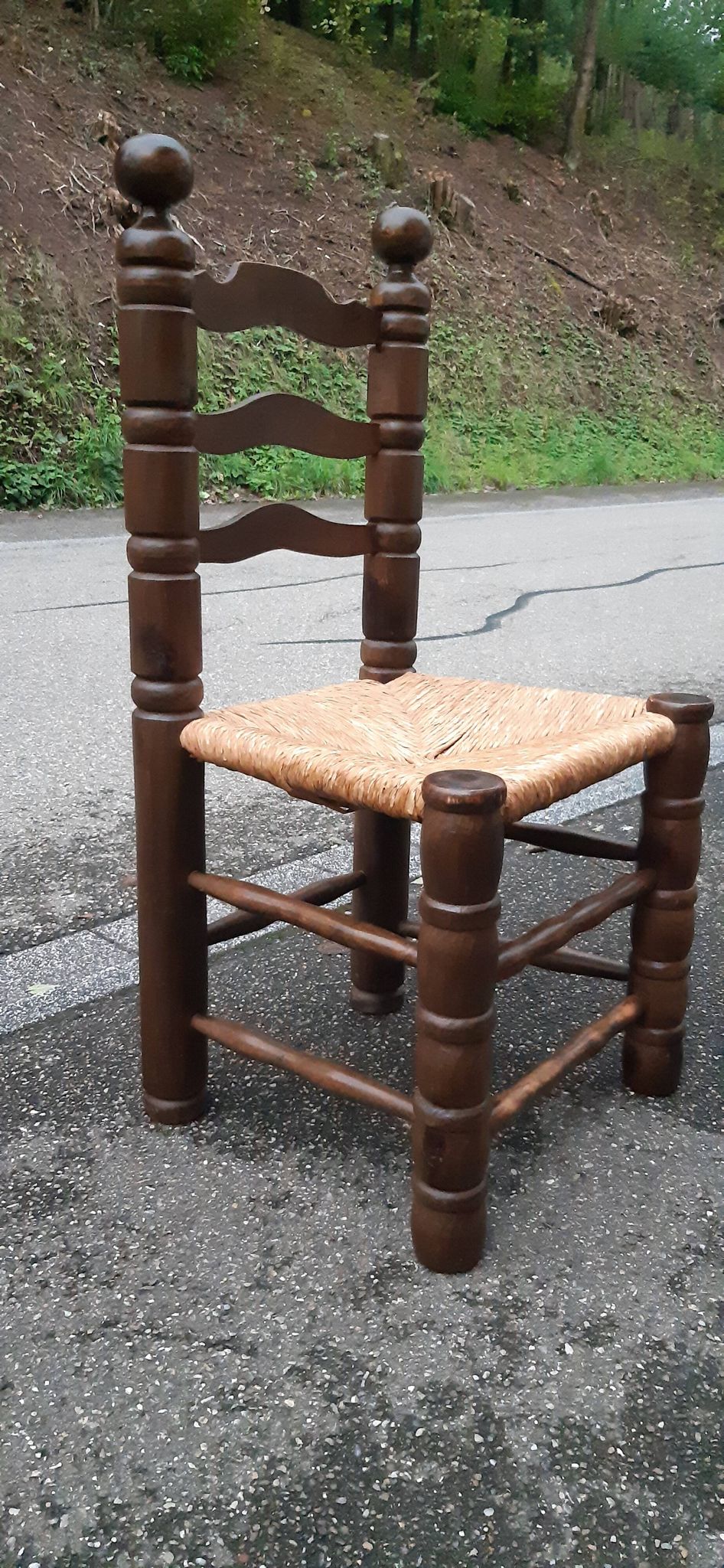 4 chaises brutalistes en bois tourné et paille