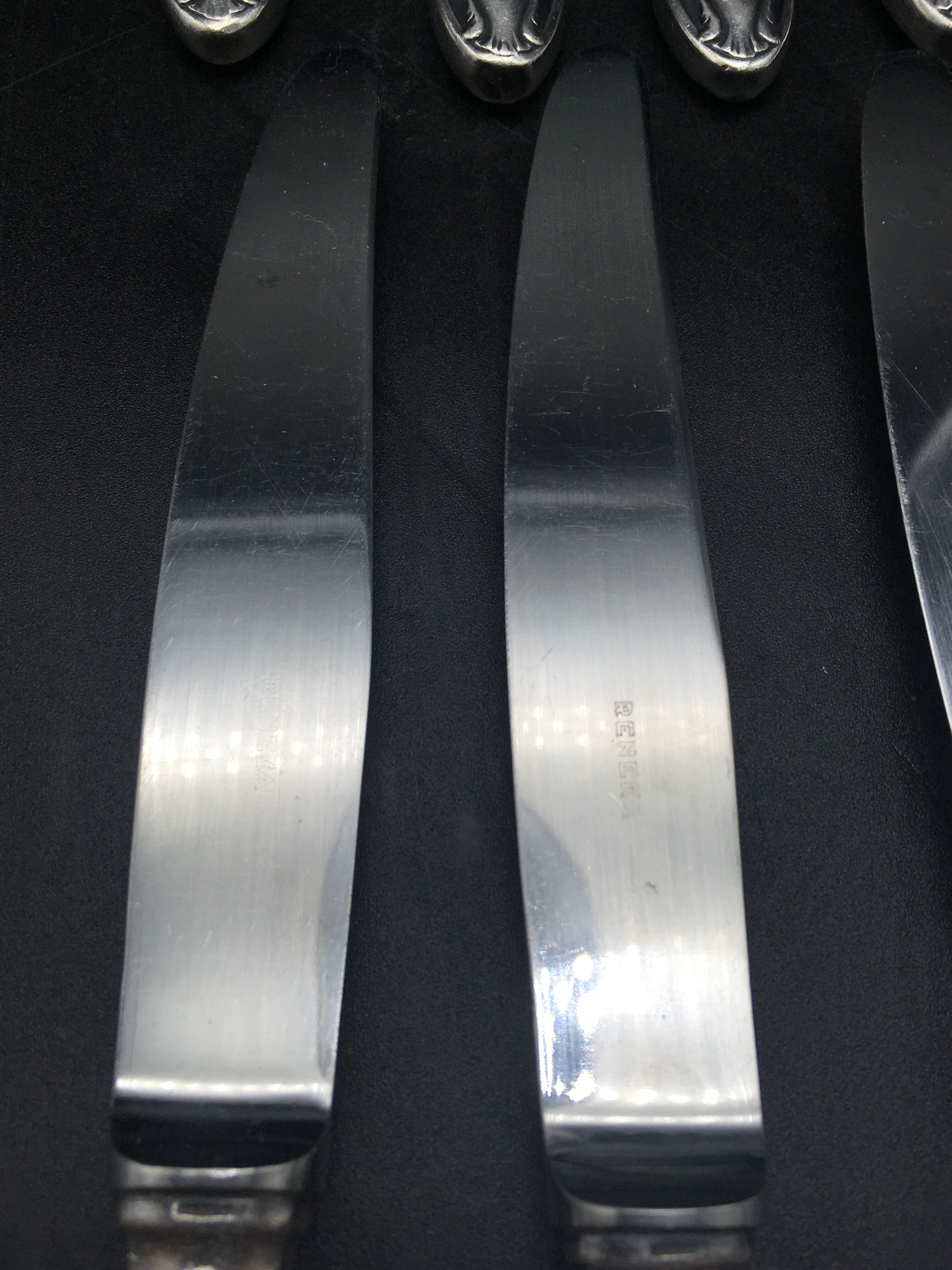 9 table knives in silver metal.