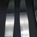 9 table knives in silver metal.
