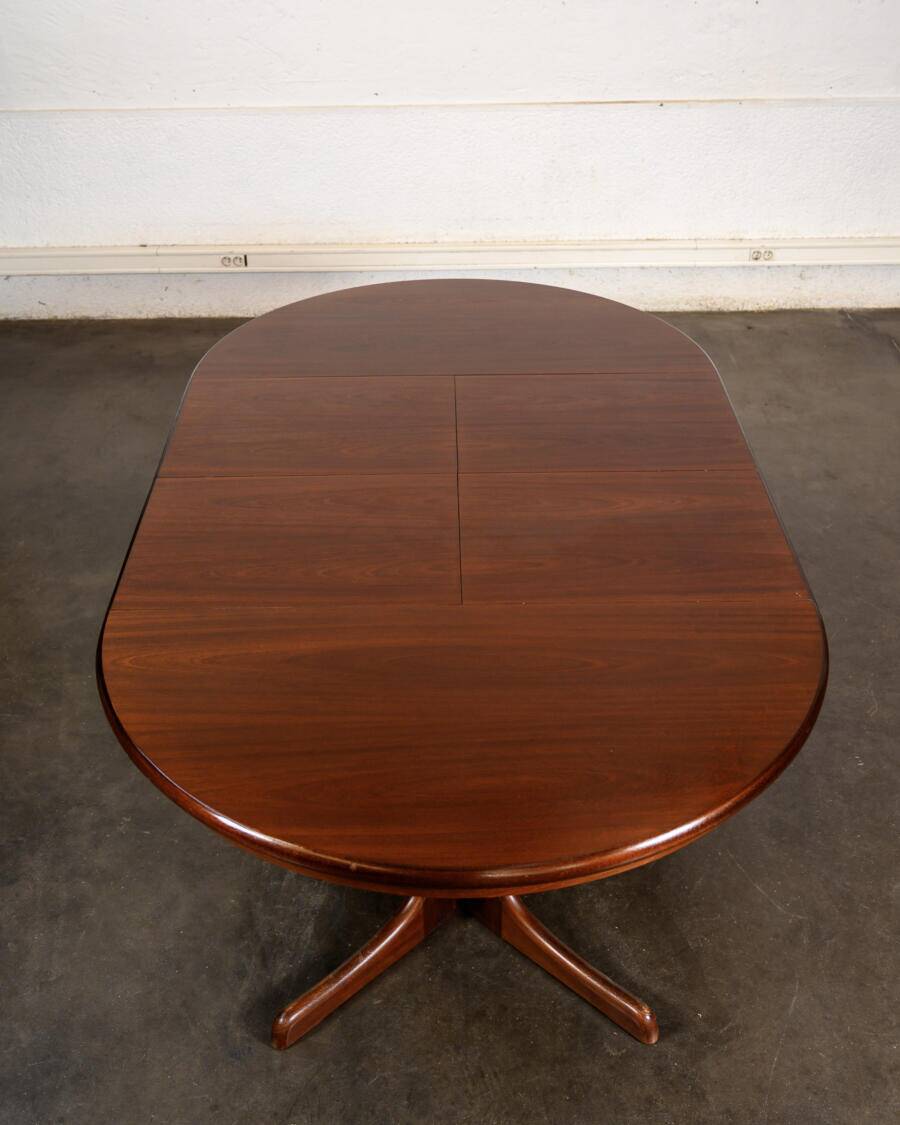 Table with central legs and 2 extensions.