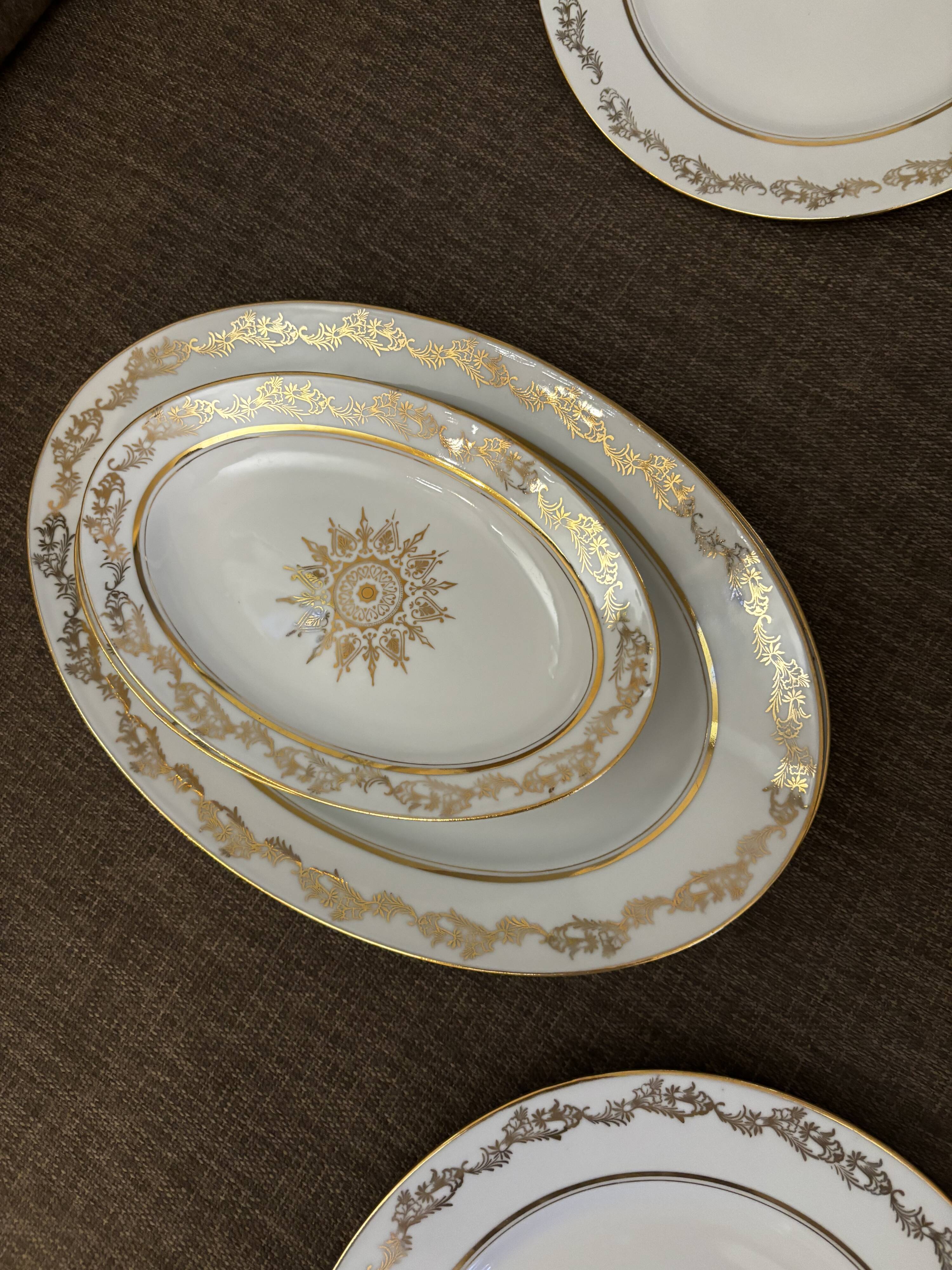 Magnifique service en porcelaine blanche et doree