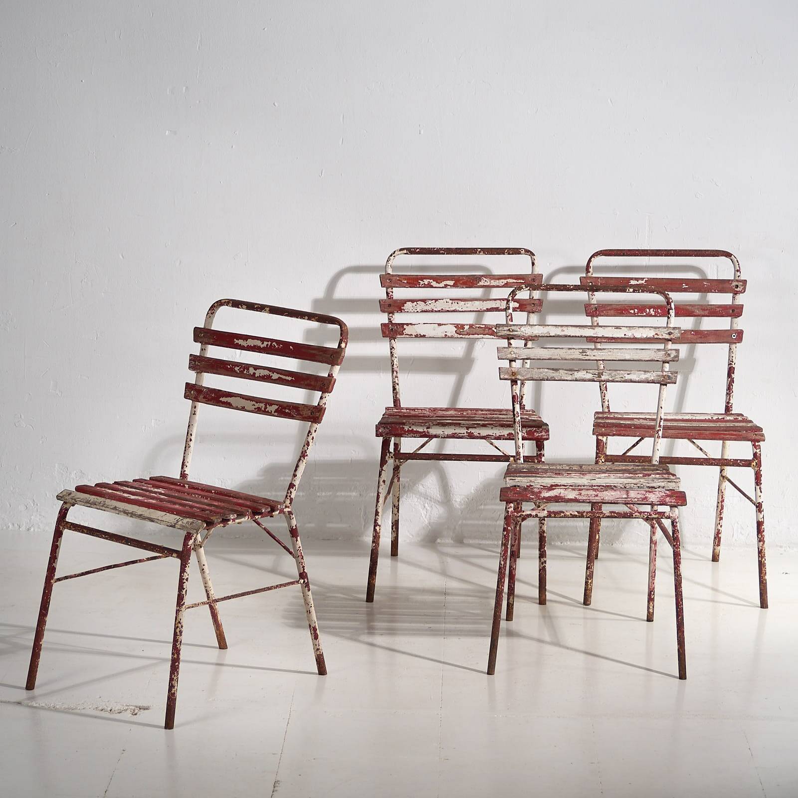 Antique red and white patio chairs (circa 1920). Set of 4 pieces