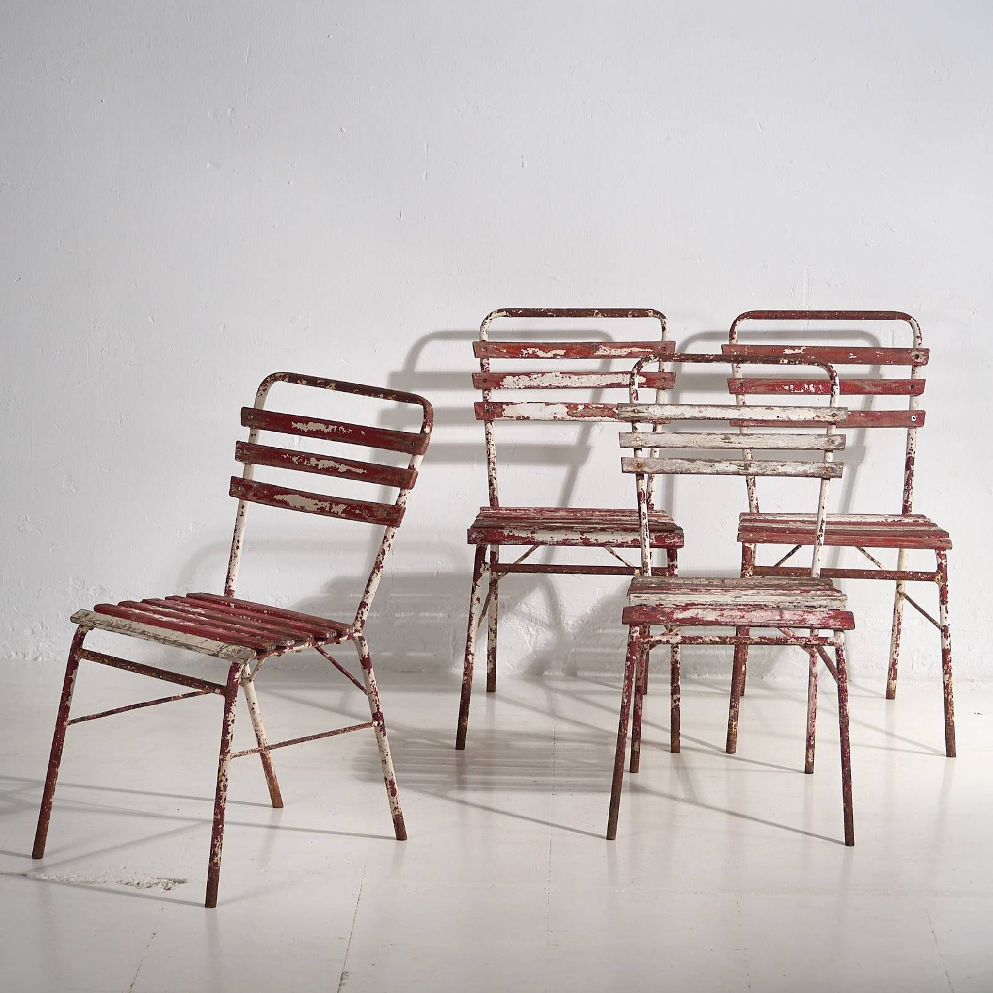 Anciennes chaises de terrasse rouges et blanches (vers 1920). Ensemble de 4 pièces