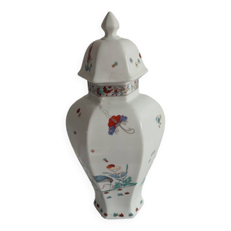 Grand pot à couvercle en porcelaine, décor kakiemon .