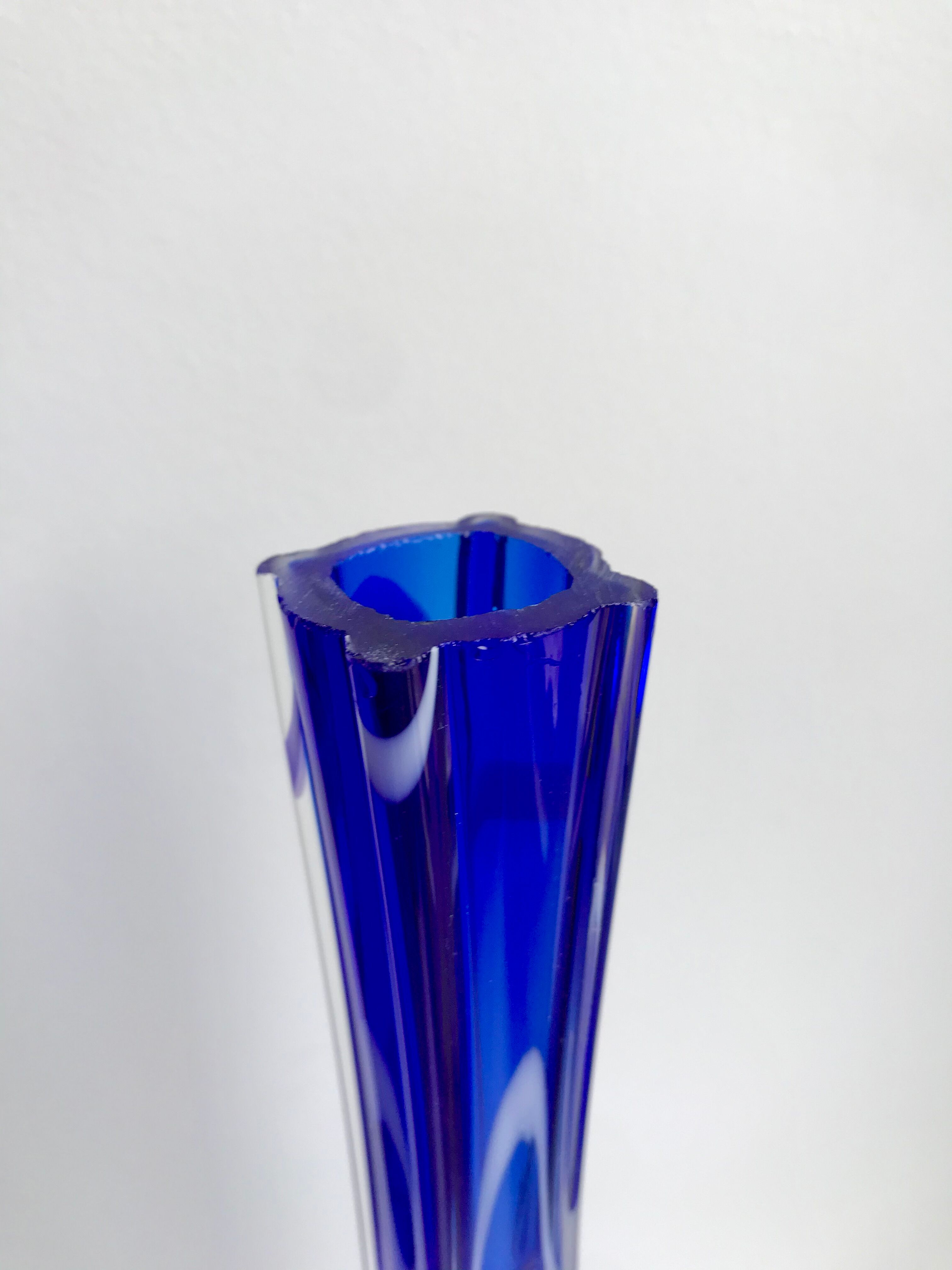 Vase en verre soufflé murano bleu roi années 70