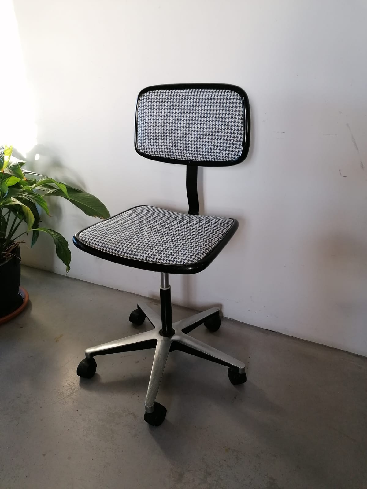 Chaise de bureau pieds de poule