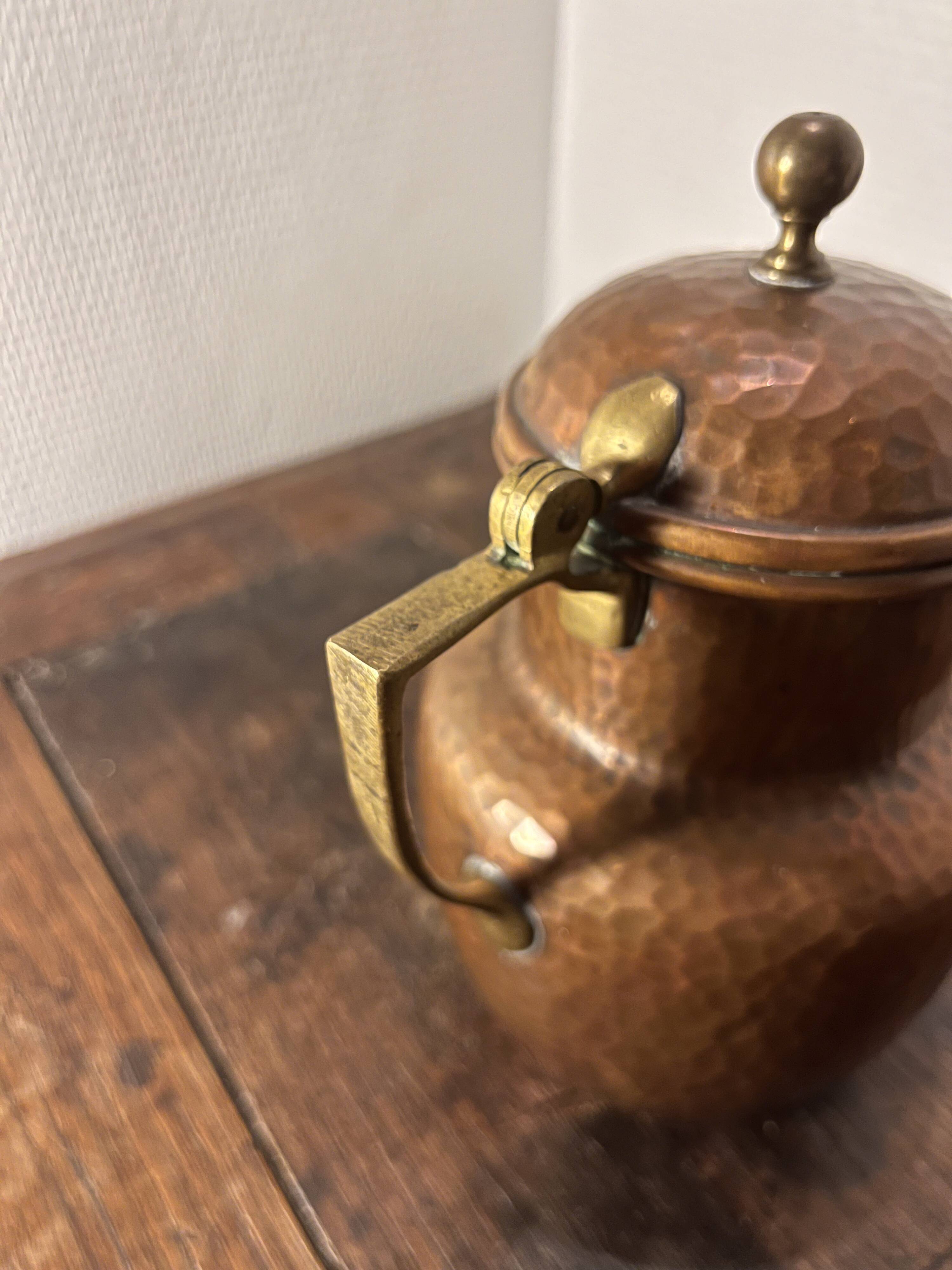 Hammered copper coffee pot signed Aug. Dannhauer, Geneva – 3/4 L