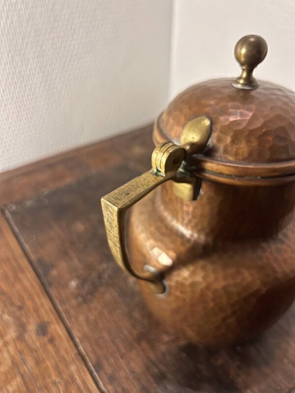 Cafetière en cuivre martelé signée Aug. Dannhauer, Genève – 3/4 L