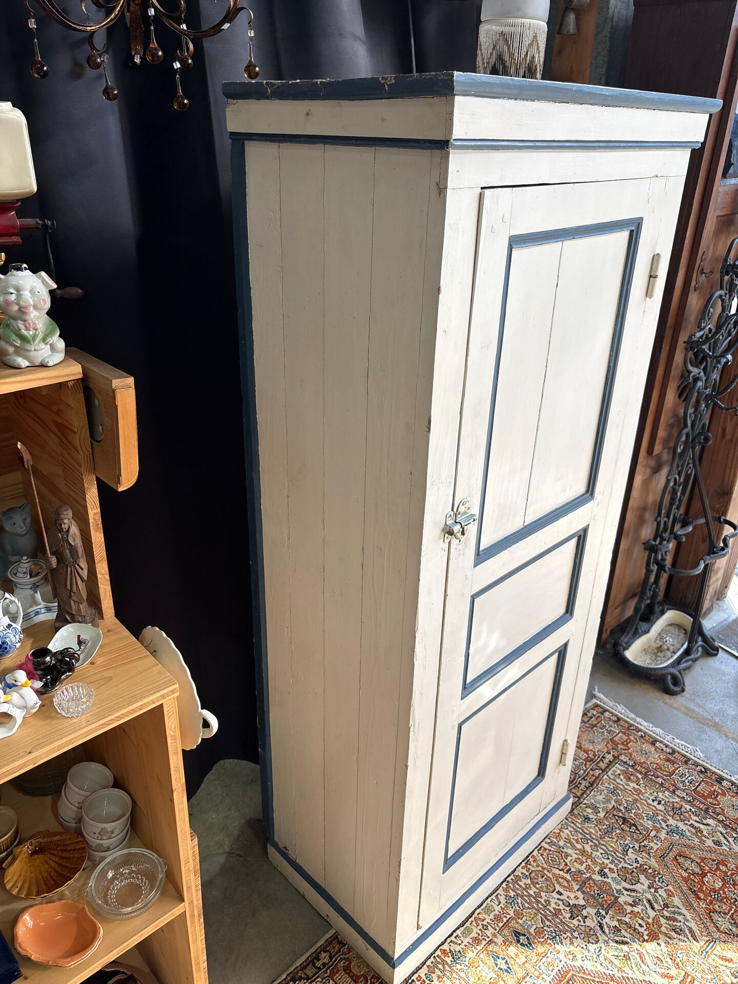 Antique bonnetière in cream and blue painted wood – in its original condition.