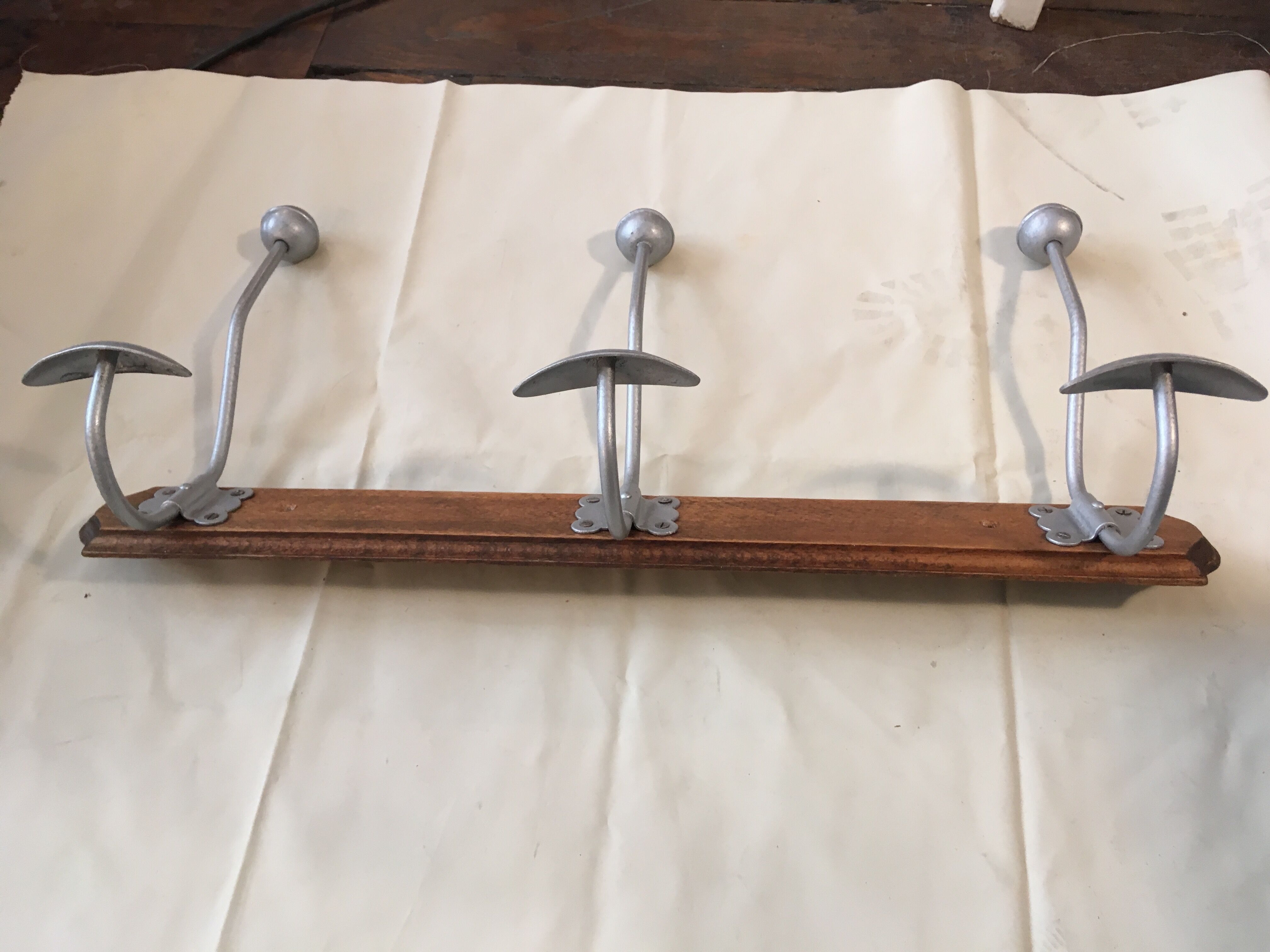Patère portemanteau en bois et metal usine ou école vintage