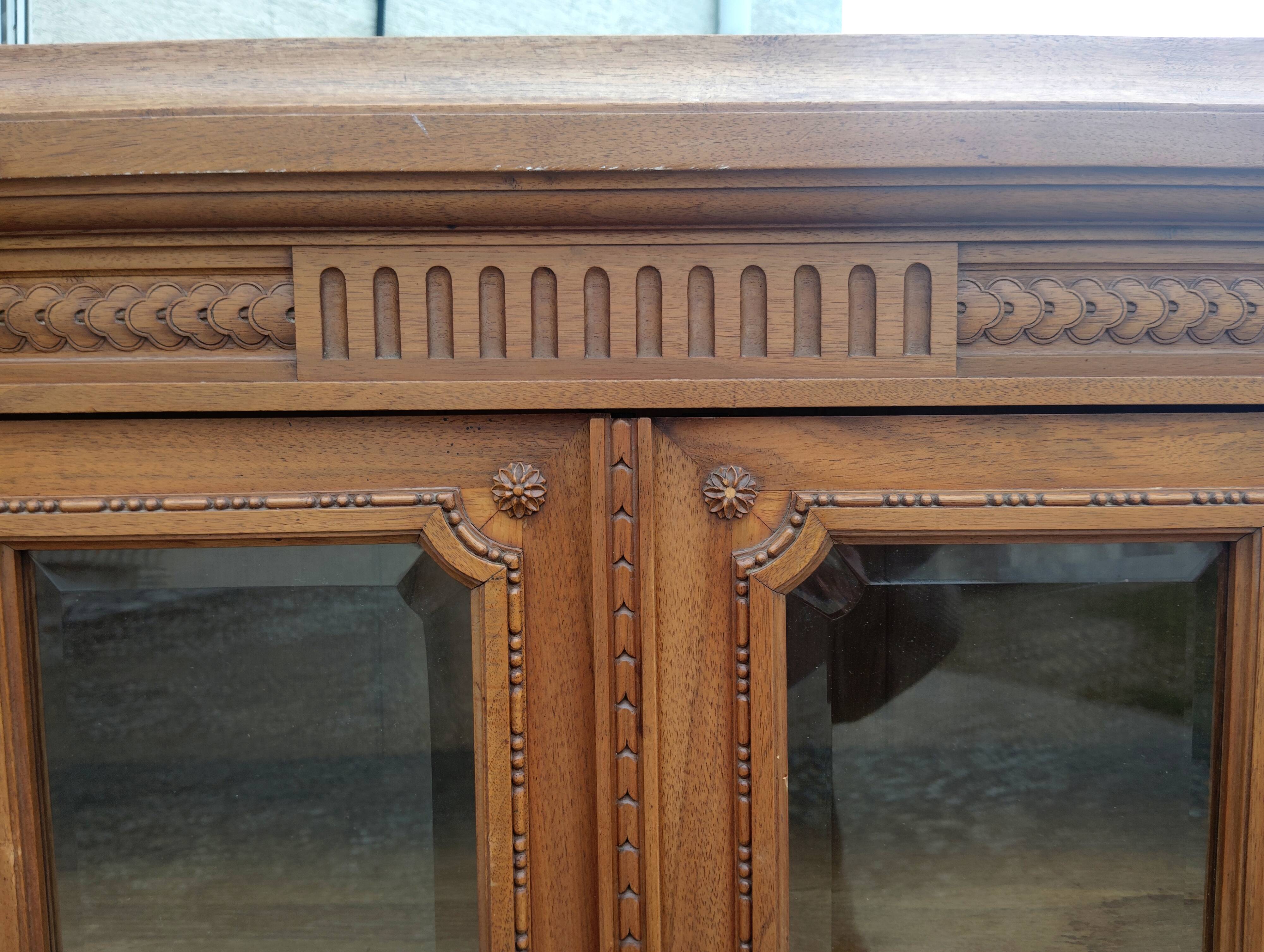 Buffet vaisselier en noyer