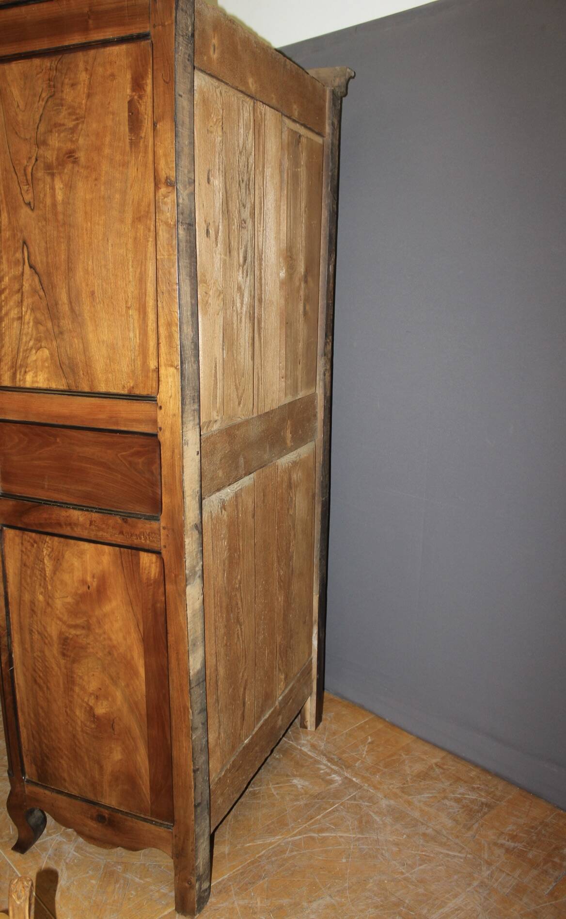 Louis XV bonnetière in walnut from the late 18th century