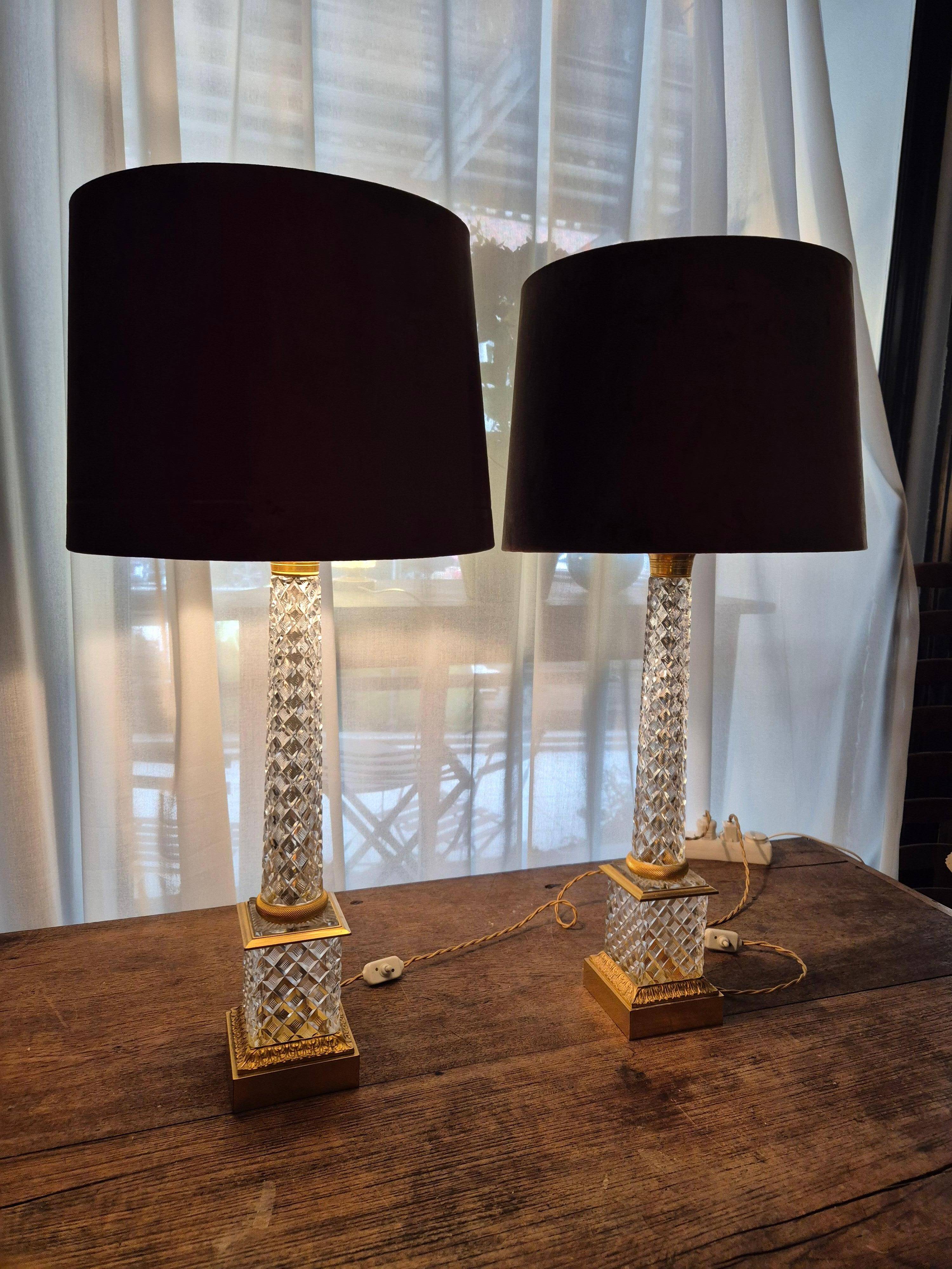 Pair of coloured table lamps, made of cut crystal and gilded bronze, in the Baccarat style.