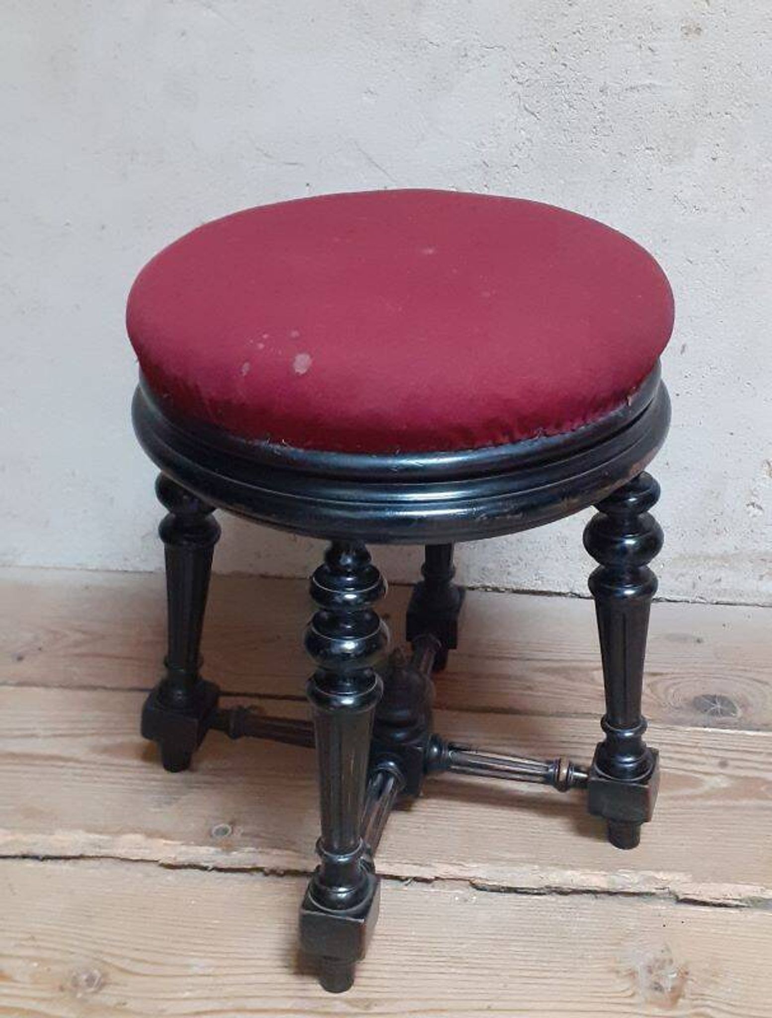 Napoleon III piano stool without its screw