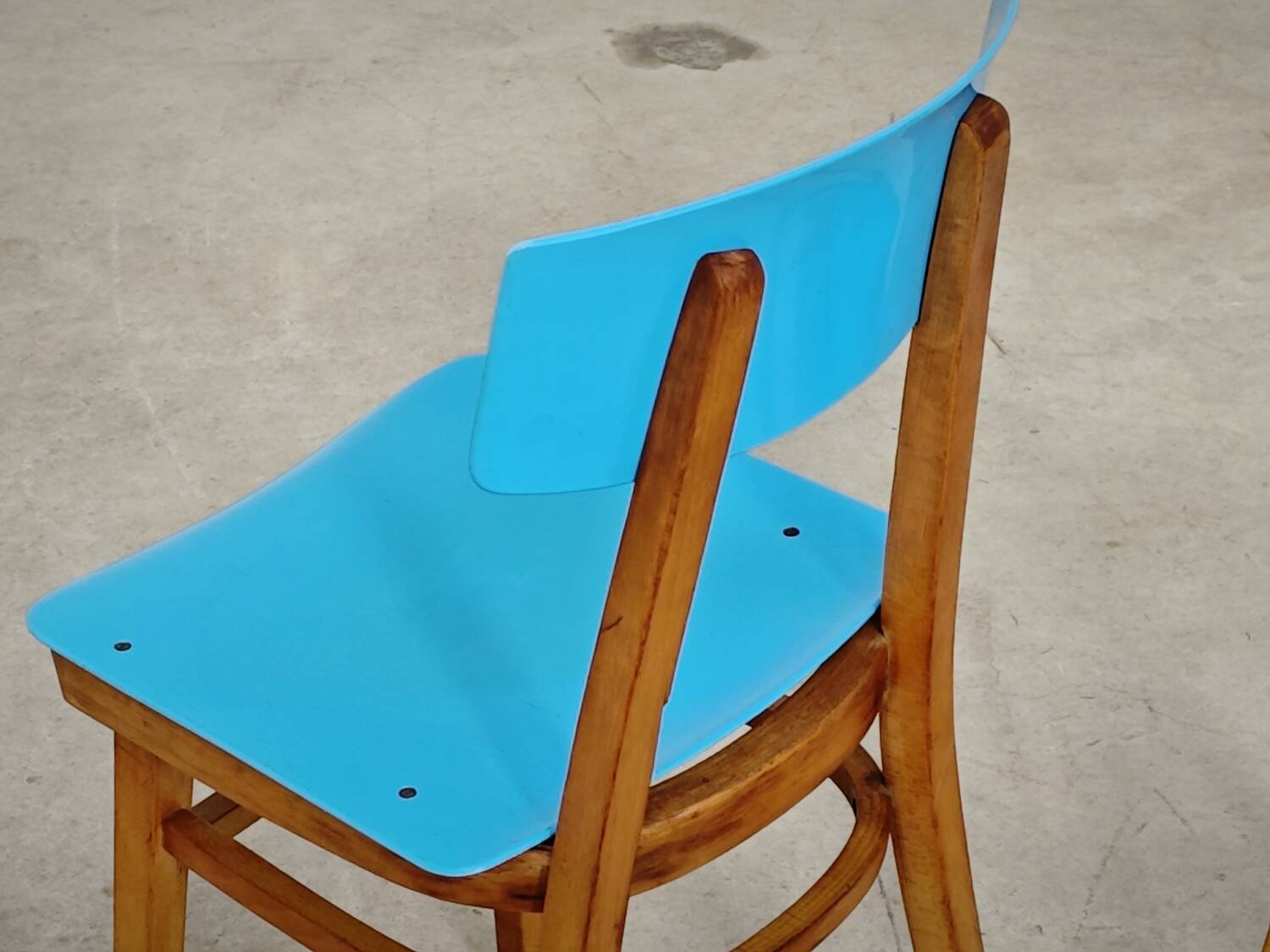 Pair of wooden and plastic chairs Ton Bystrice Thonet