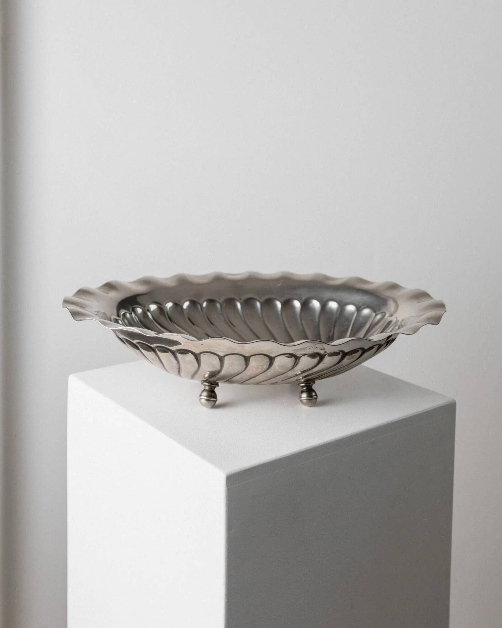 Silver-plated metal vintage bowl with curved rim and relief - Italian 1940s centrepiece