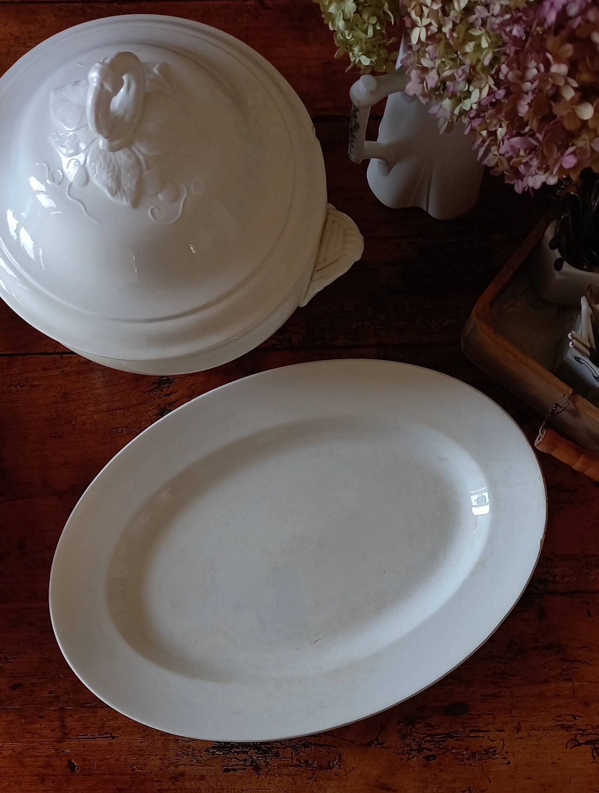 Très grand plat ovale en porcelaine opaque de Lunéville 1880-1900