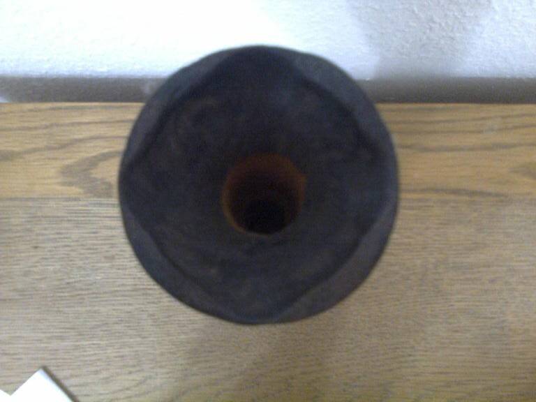 vase en bois sculpté pour fleurs sèches, décoré par un petit fer à cheval