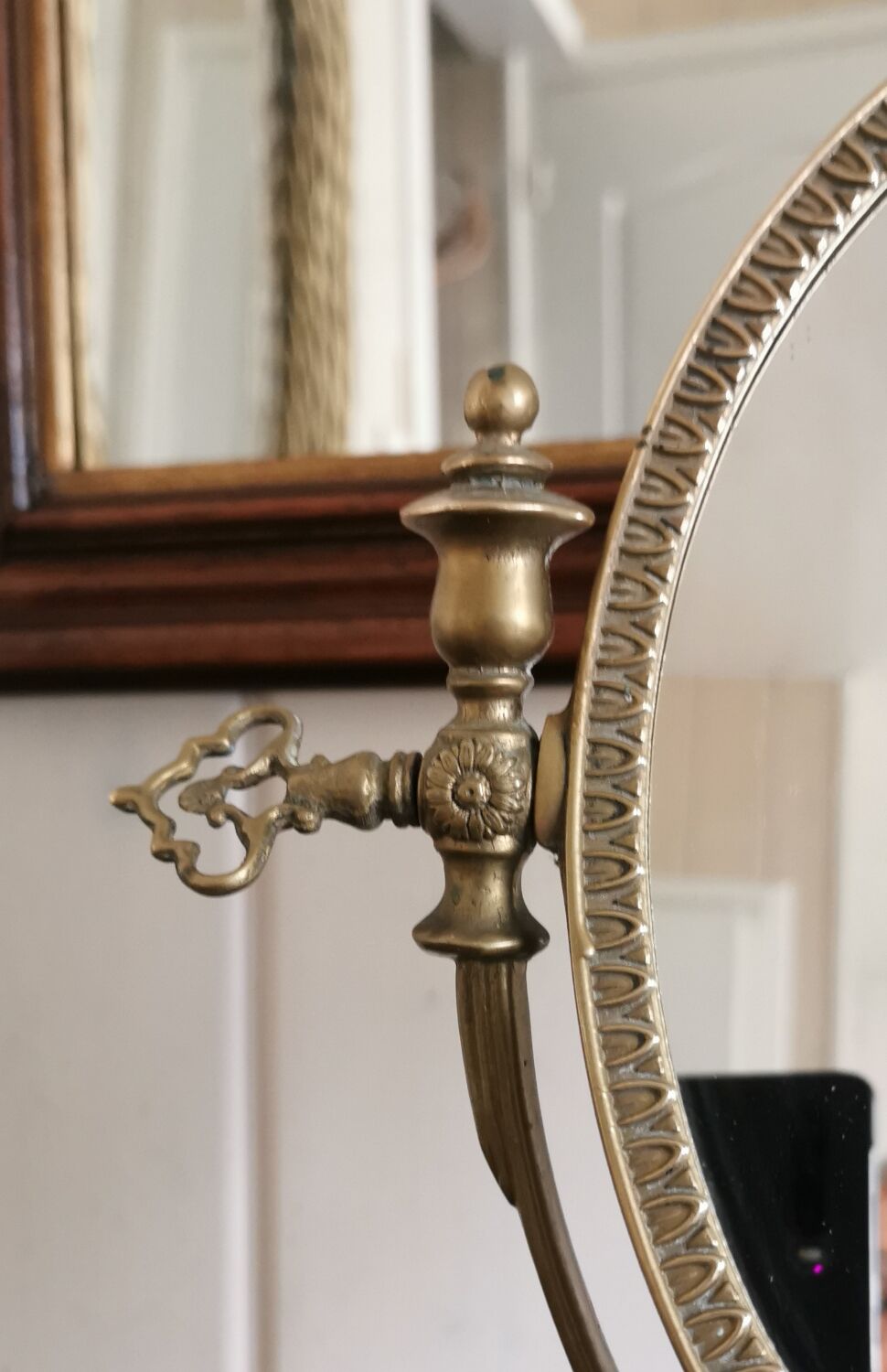 Oval mirror on psyche stand