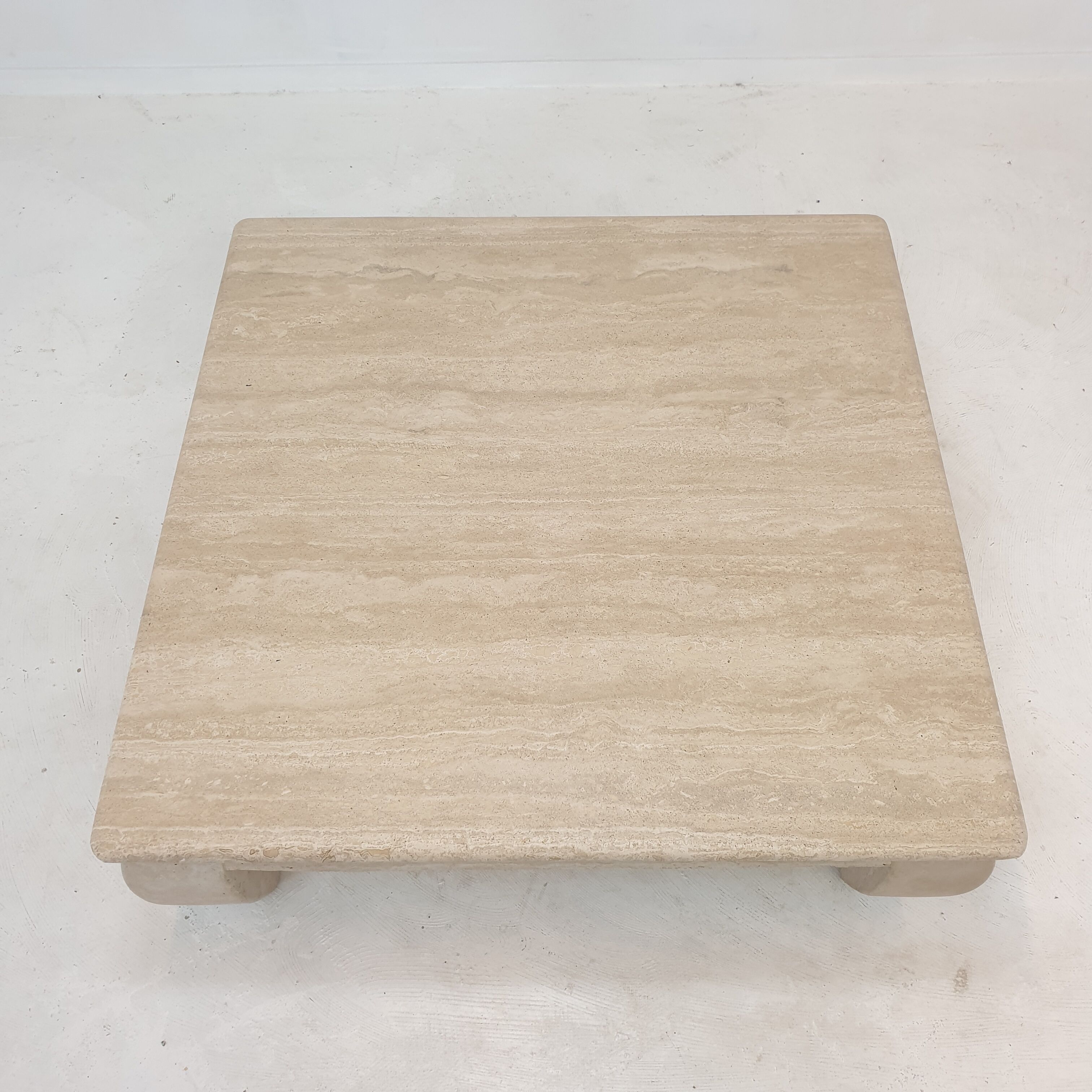 Table basse en travertin italien "Opium", années 1980.