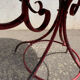 Table de jardin à volutes