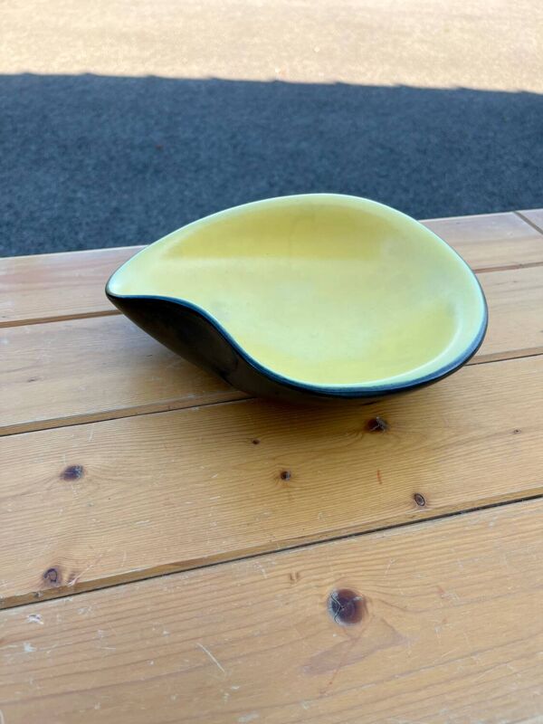 Grande coupe vintage 1950 en ceramique noire et jaune forme libre