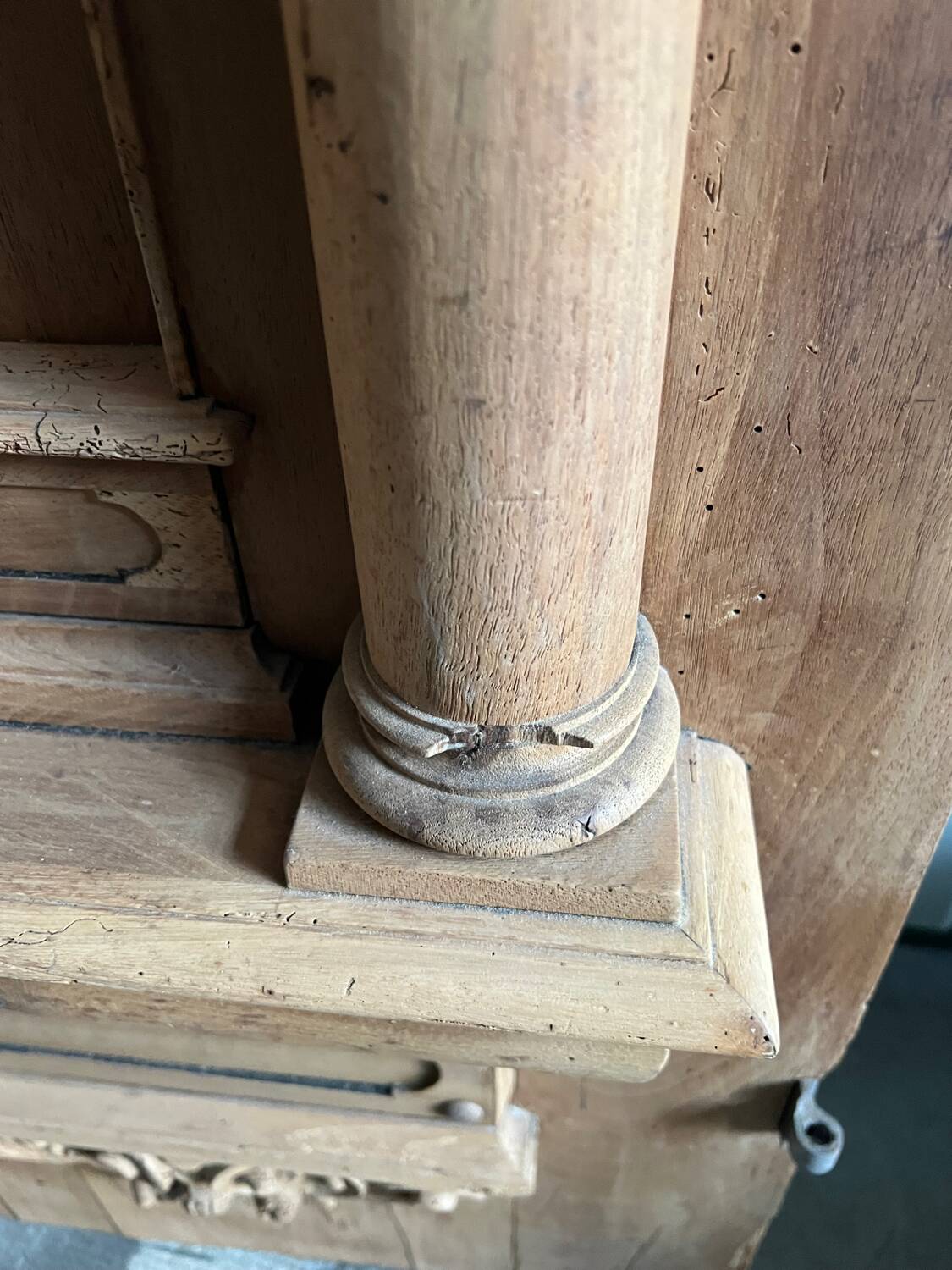 Old sculpted architectural door – 17th/18th century